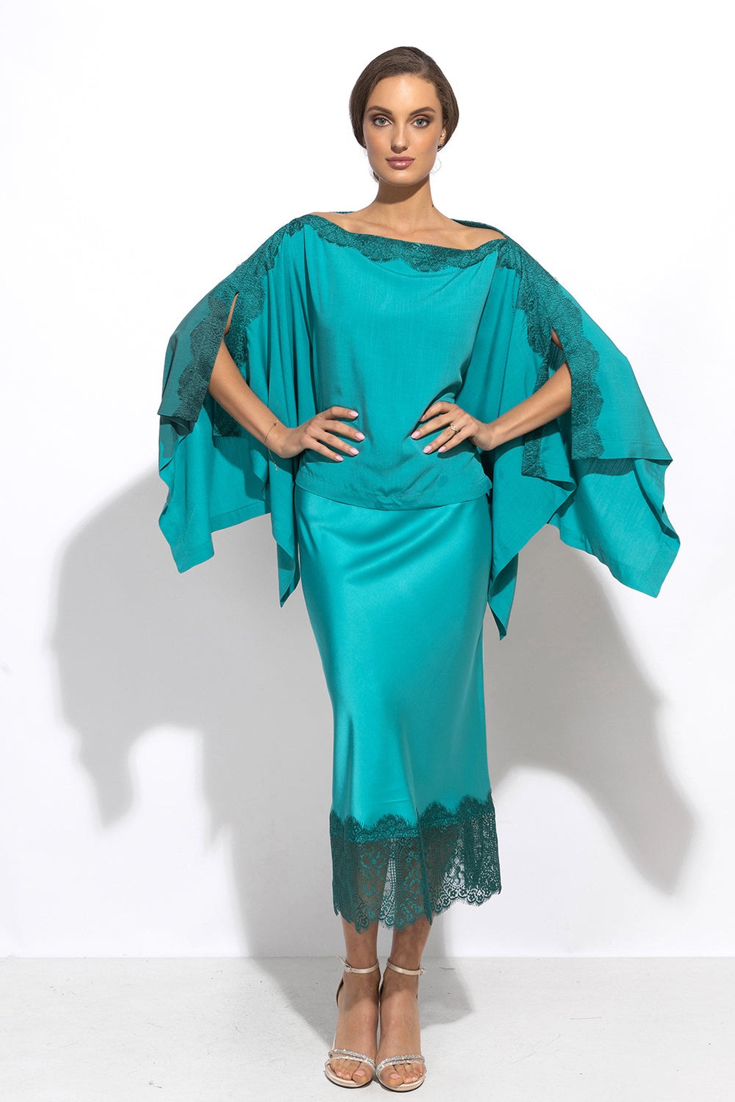TUNIQUE DÉCONTRACTÉE EN VISCOSE AVEC FENTES LATÉRALES ET DENTELLE EN TURQUOISE - ESSENTIELS