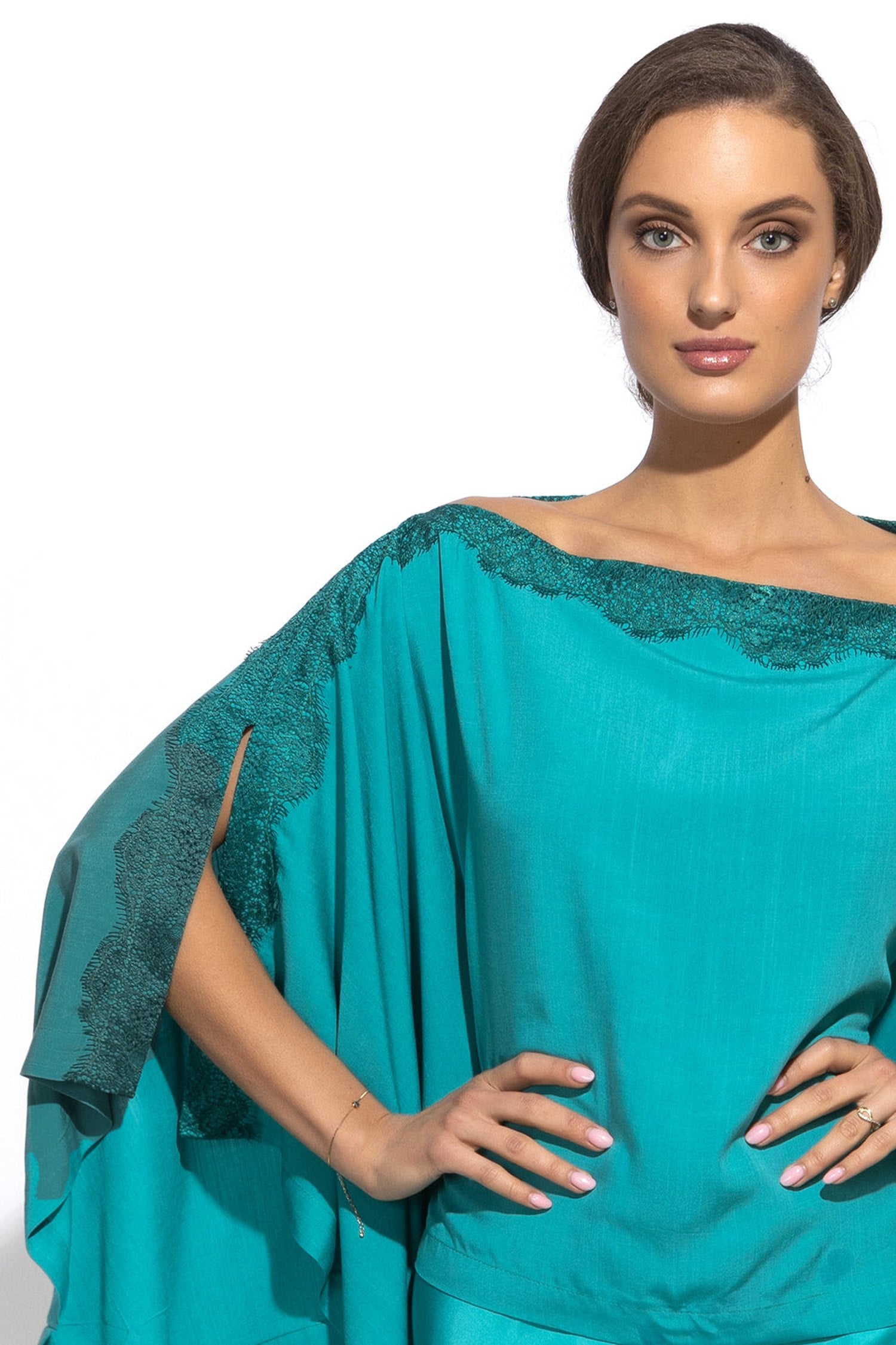 TUNIQUE DÉCONTRACTÉE EN VISCOSE AVEC FENTES LATÉRALES ET DENTELLE EN TURQUOISE - ESSENTIELS