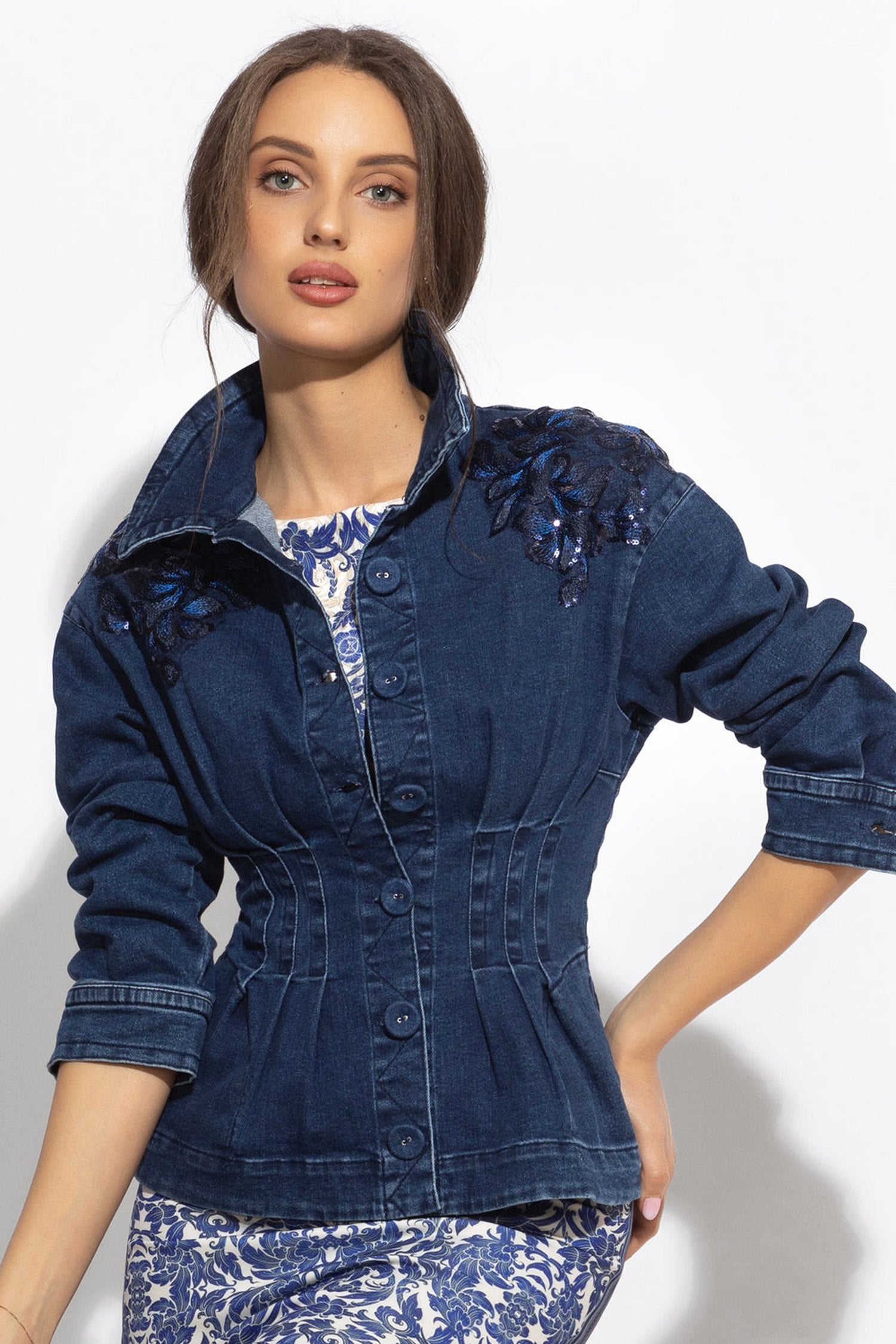 DENIM BLAZER WITH LACE APPLIQUÉS - ESSENTIALS JIORO ДЕНИМЕН БЛЕЙЗЕР С АПЛИКАЦИИ - ESSENTIALS JIORO
