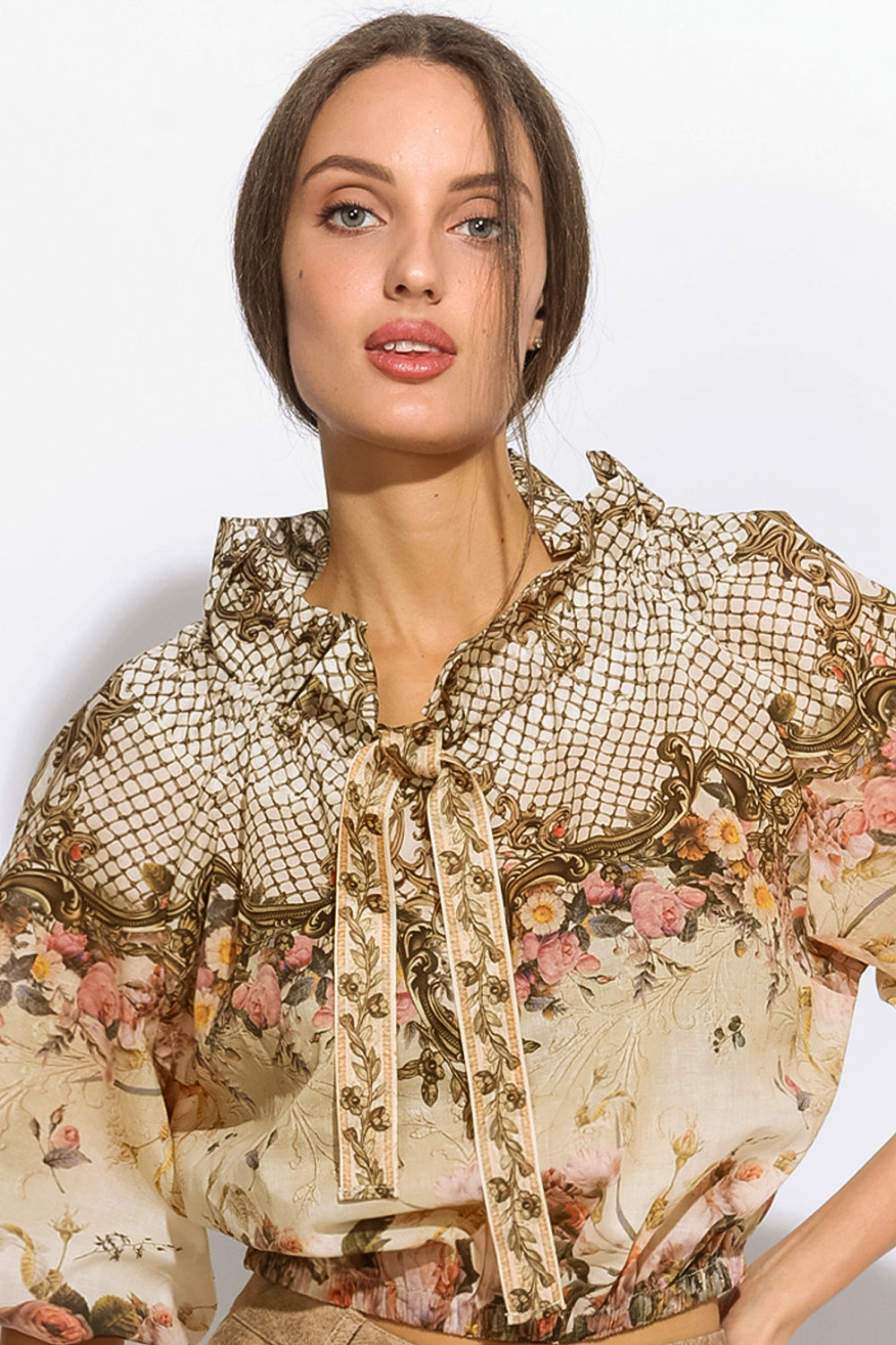 Chemise en coton avec un col affirmé - Fleurs baroques