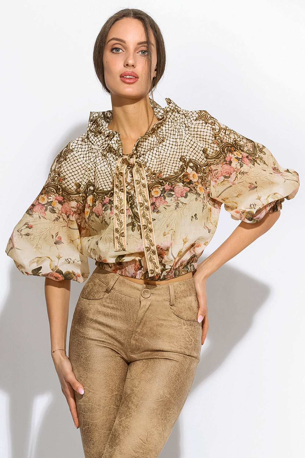 Chemise en coton avec un col affirmé - Fleurs baroques