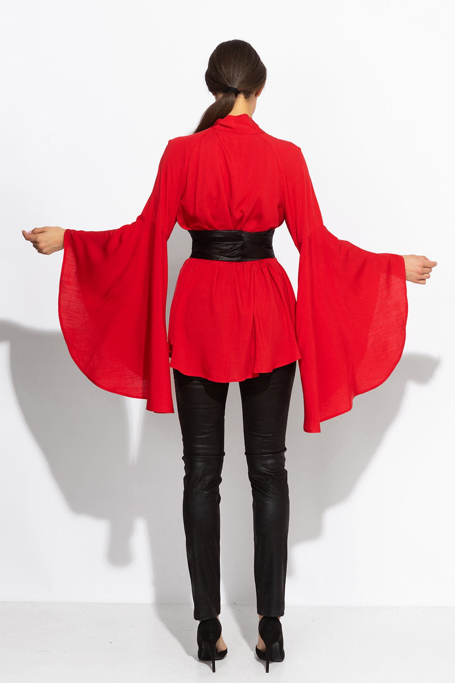 BLOUSE ROUGE EN VISCOSE AVEC MANCHES ÉVASÉES - ESSENTIELS
