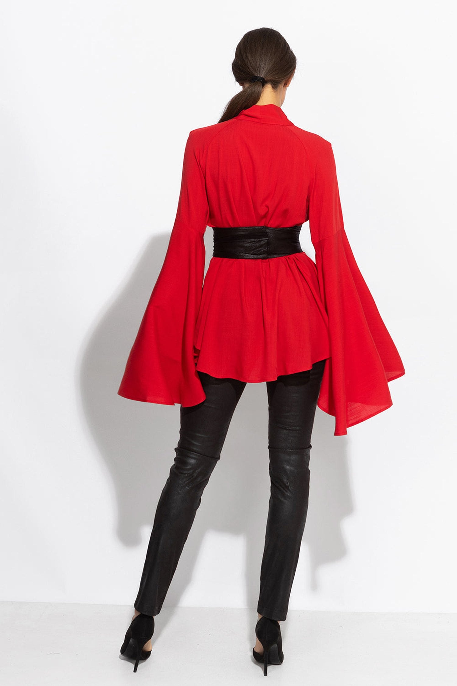 BLOUSE ROUGE EN VISCOSE AVEC MANCHES ÉVASÉES - ESSENTIELS