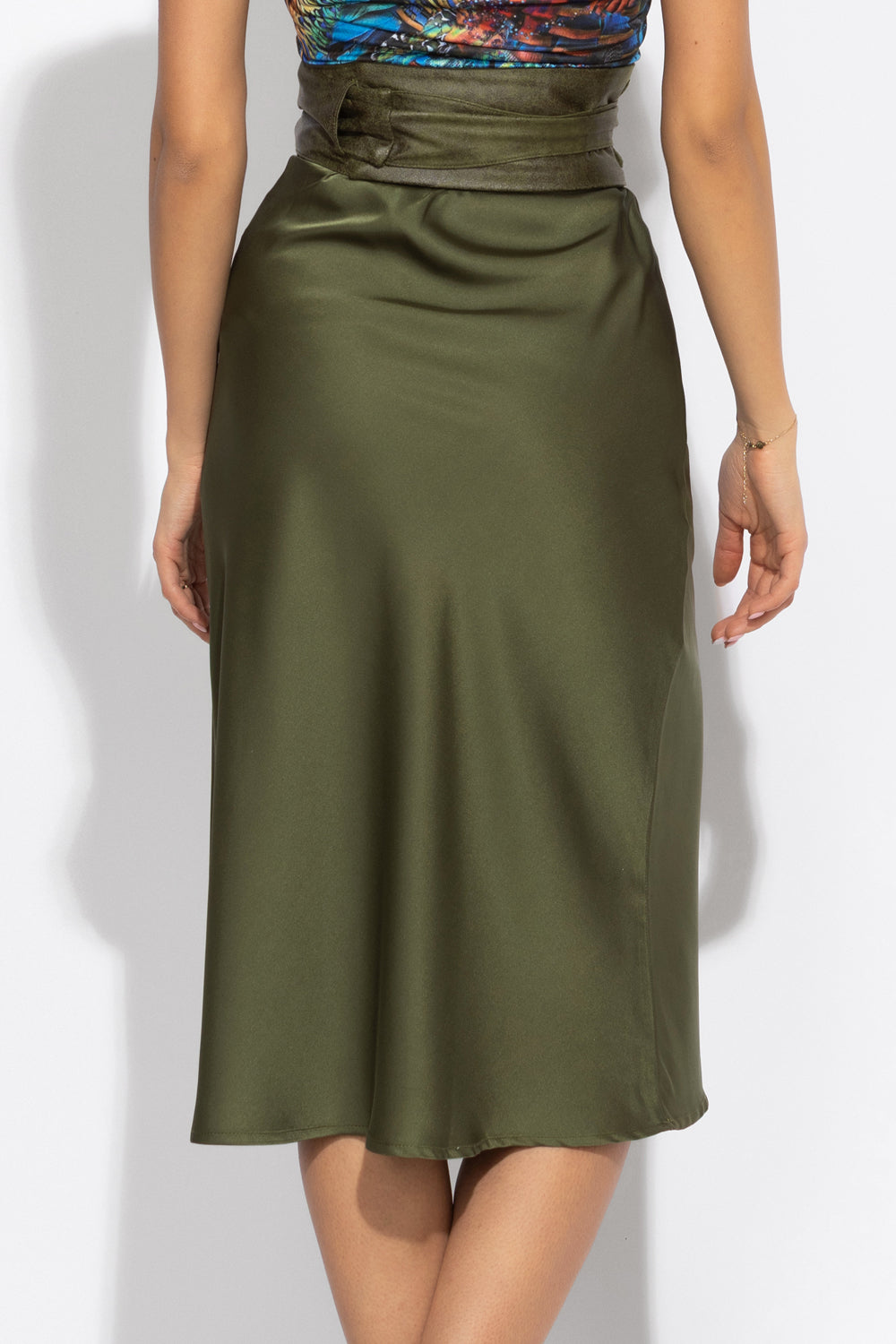 JUPE EN SATIN COUPE BIAIS AVEC TAILLE ÉLASTIQUE EN VERT OLIVE - ESSENTIELS