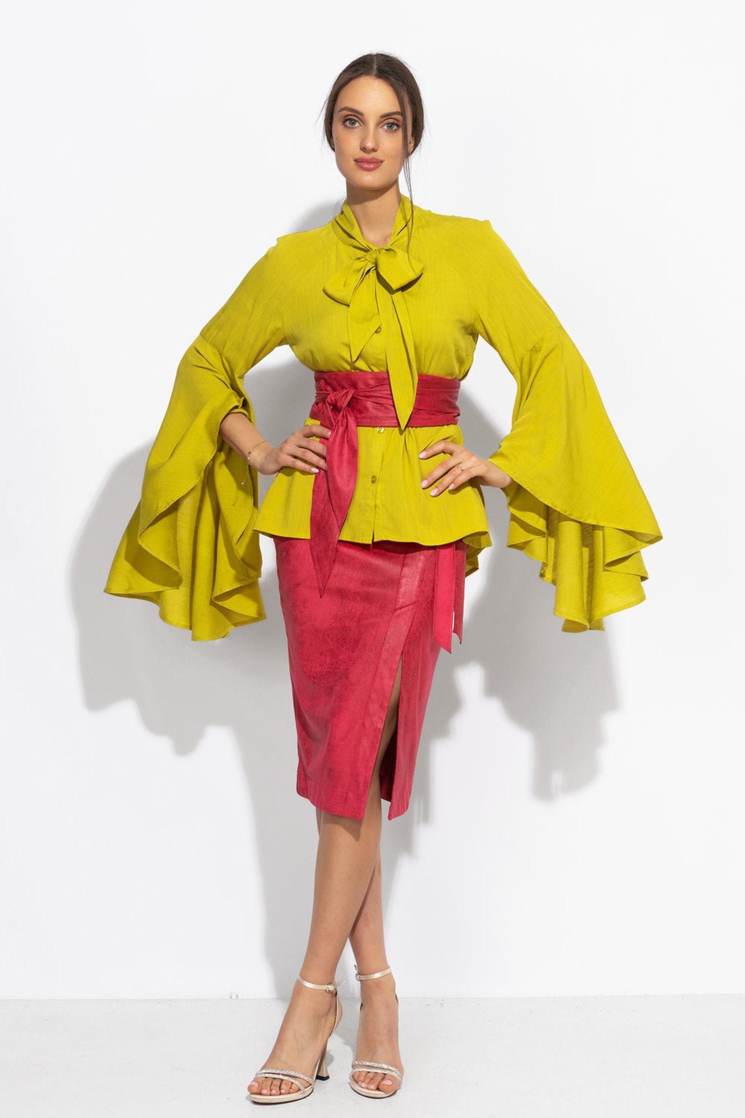 BLOUSE EN VISCOSE ORCHIDÉE JAUNE AVEC MANCHES ÉVASÉES – ESSENTIELS