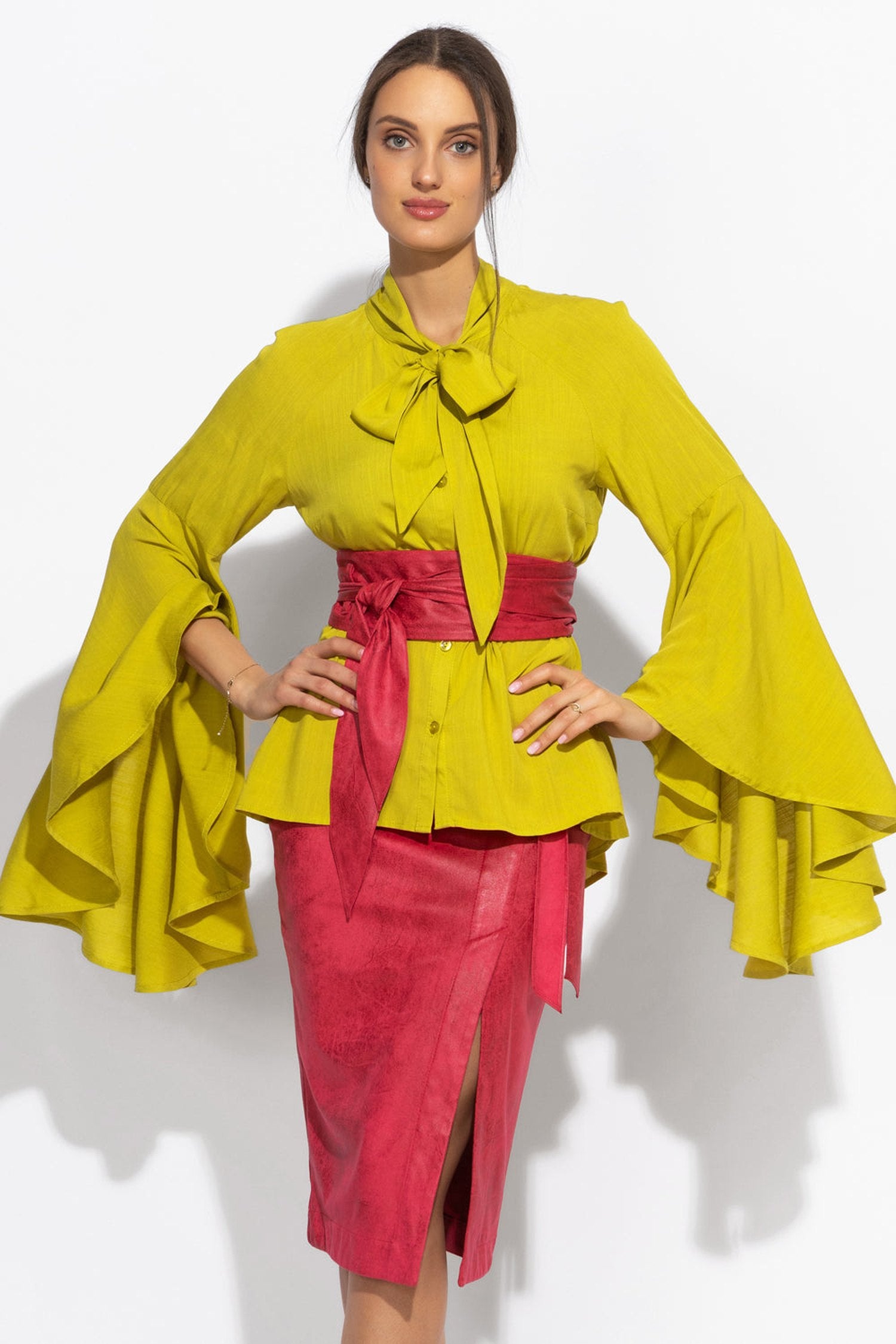 BLOUSE EN VISCOSE ORCHIDÉE JAUNE AVEC MANCHES ÉVASÉES – ESSENTIELS