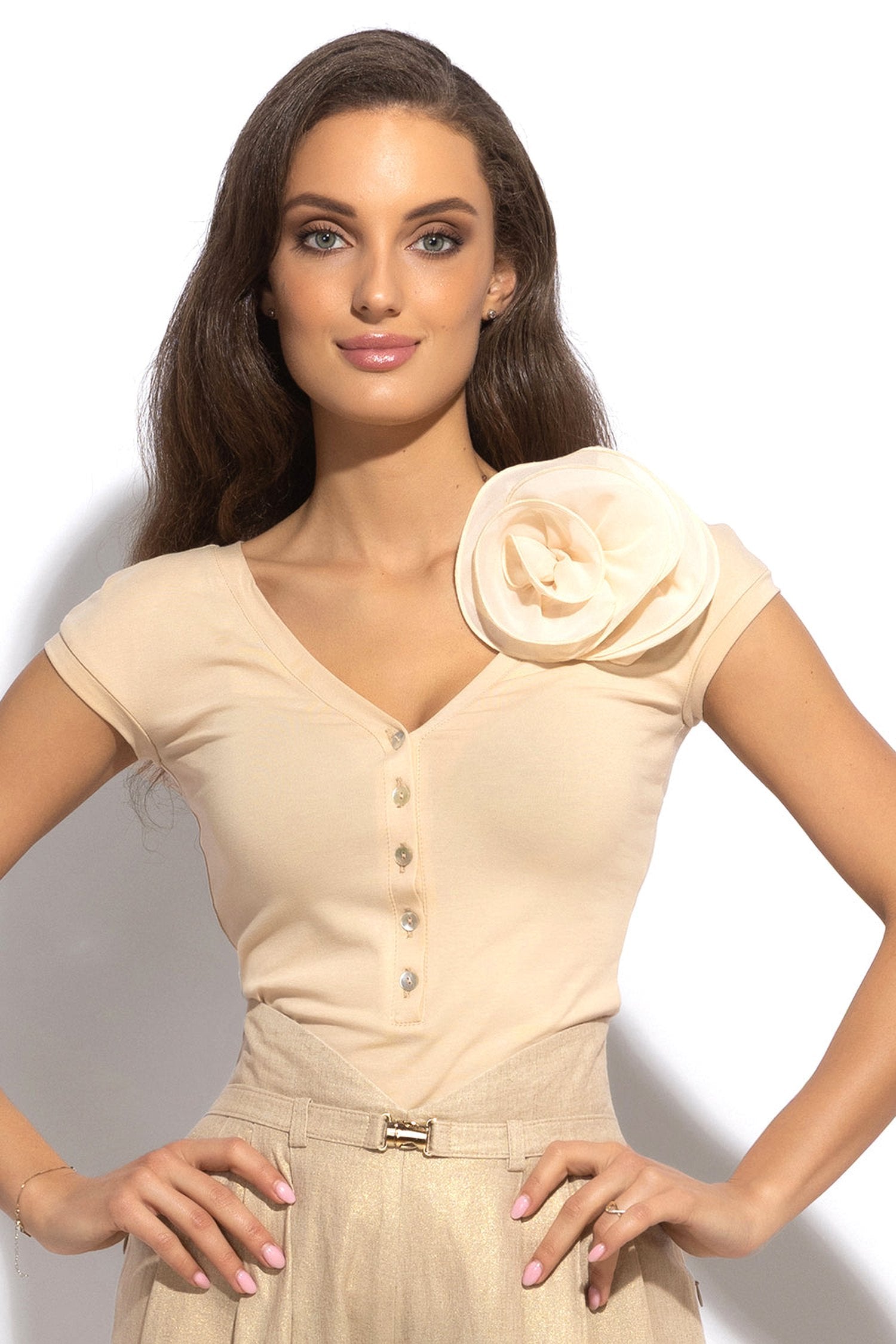 COTTON BUTTONED T-SHIRT WITH SHOULDER FLOWER - ESSENTIALS JIORO ПАМУЧЕН ТОП С КОПЧЕТА И ЦВЕТЕ НА РАМОТО - ESSENTIALS JIORO