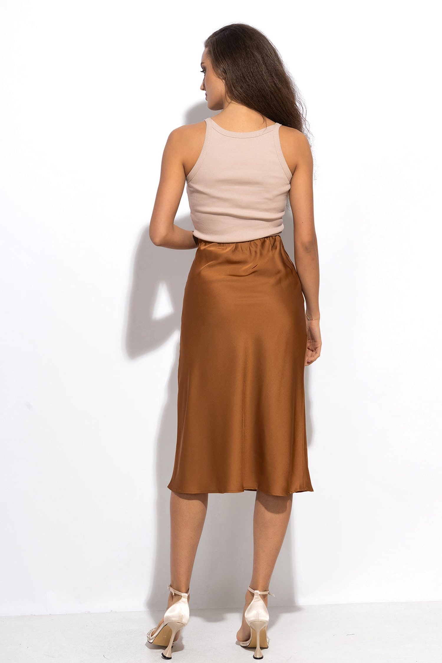 Jupe en satin coupée en biais avec taille élastique en marron - Essentiels