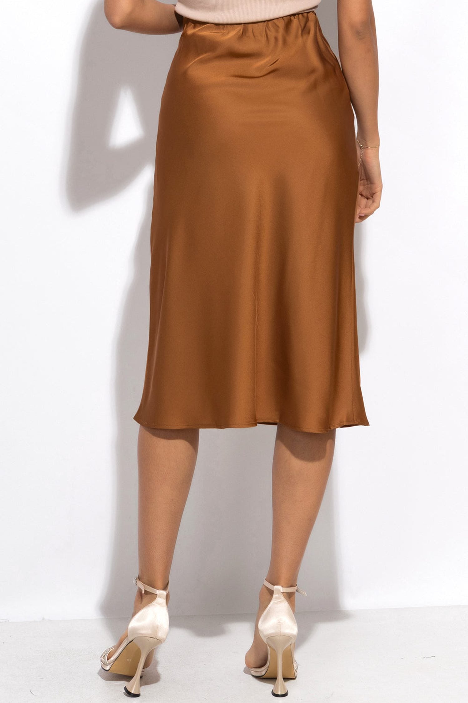 Jupe en satin coupée en biais avec taille élastique en marron - Essentiels