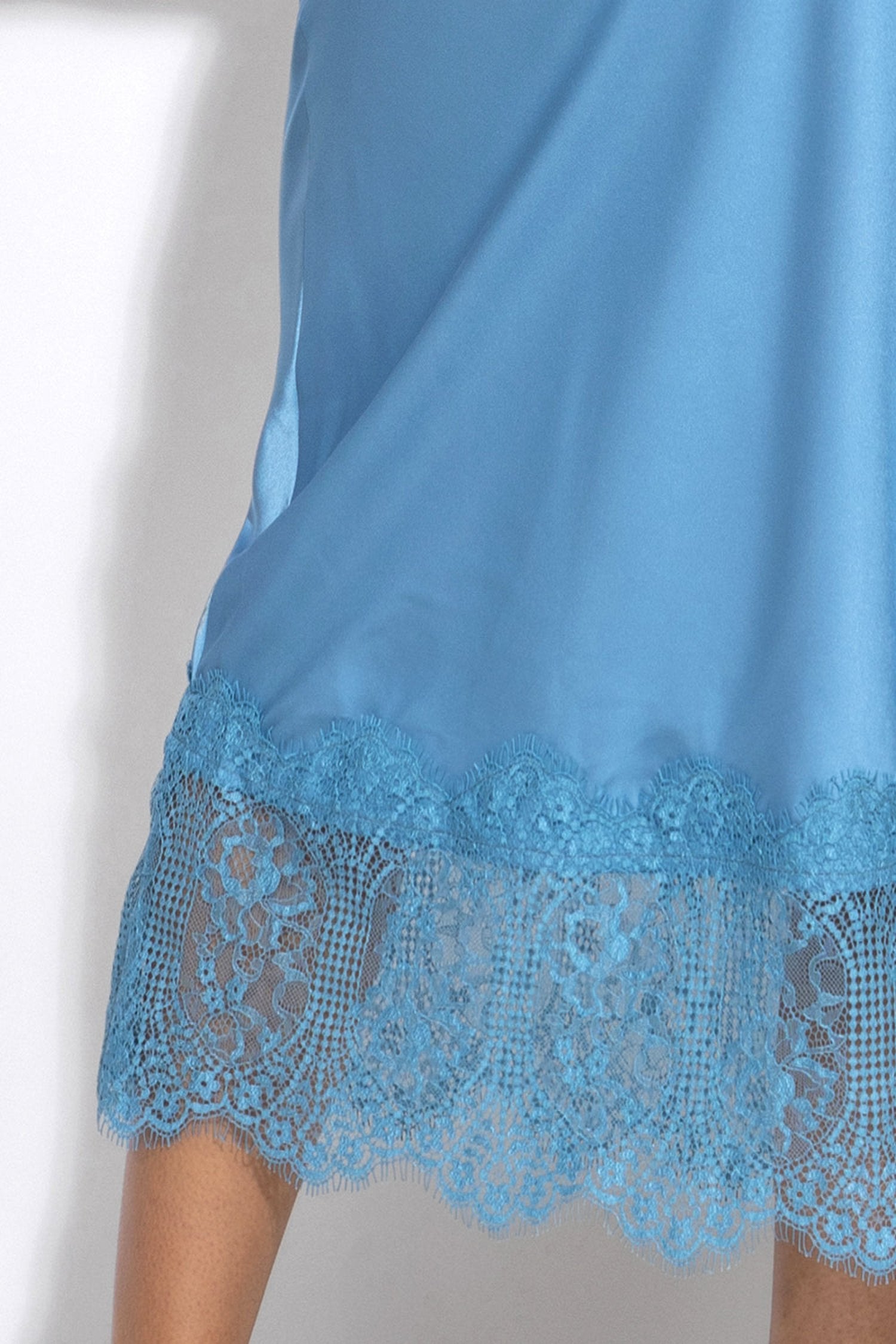 JUPE ÉVASÉE AVEC BORDURE EN DENTELLE EN BLEU CIEL - ESSENTIELS