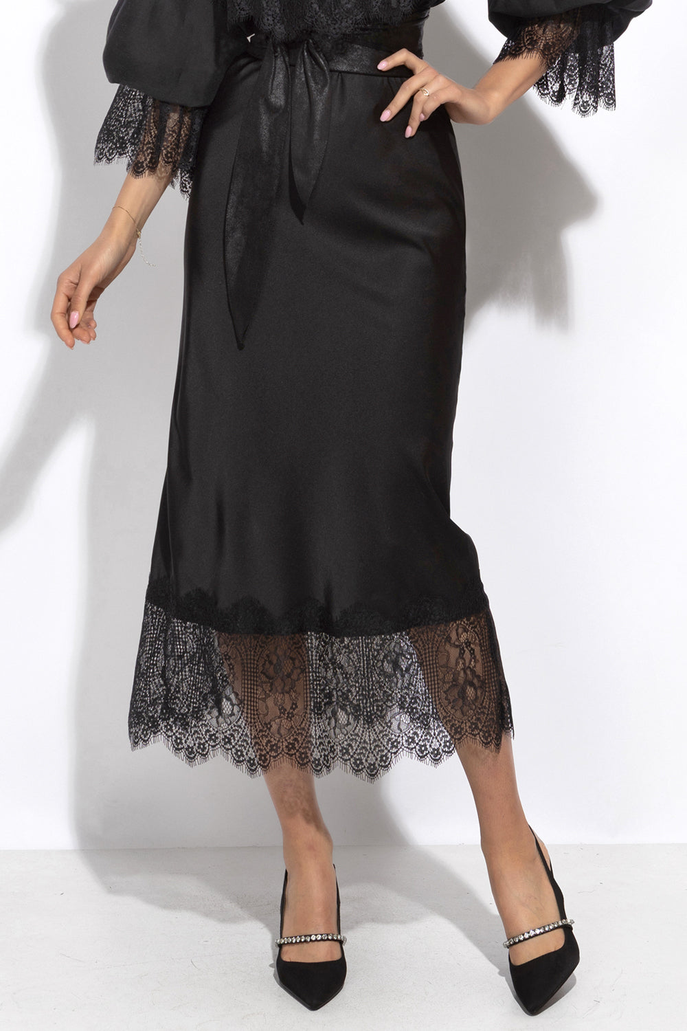 FLARED SKIRT WITH LACE TRIM IN BLACK - ESSENTIALS JIORO РАЗКРОЕНА ПОЛА С ДАНТЕЛЕН КАНТ В ЧЕРНО – ESSENTIALS JIORO