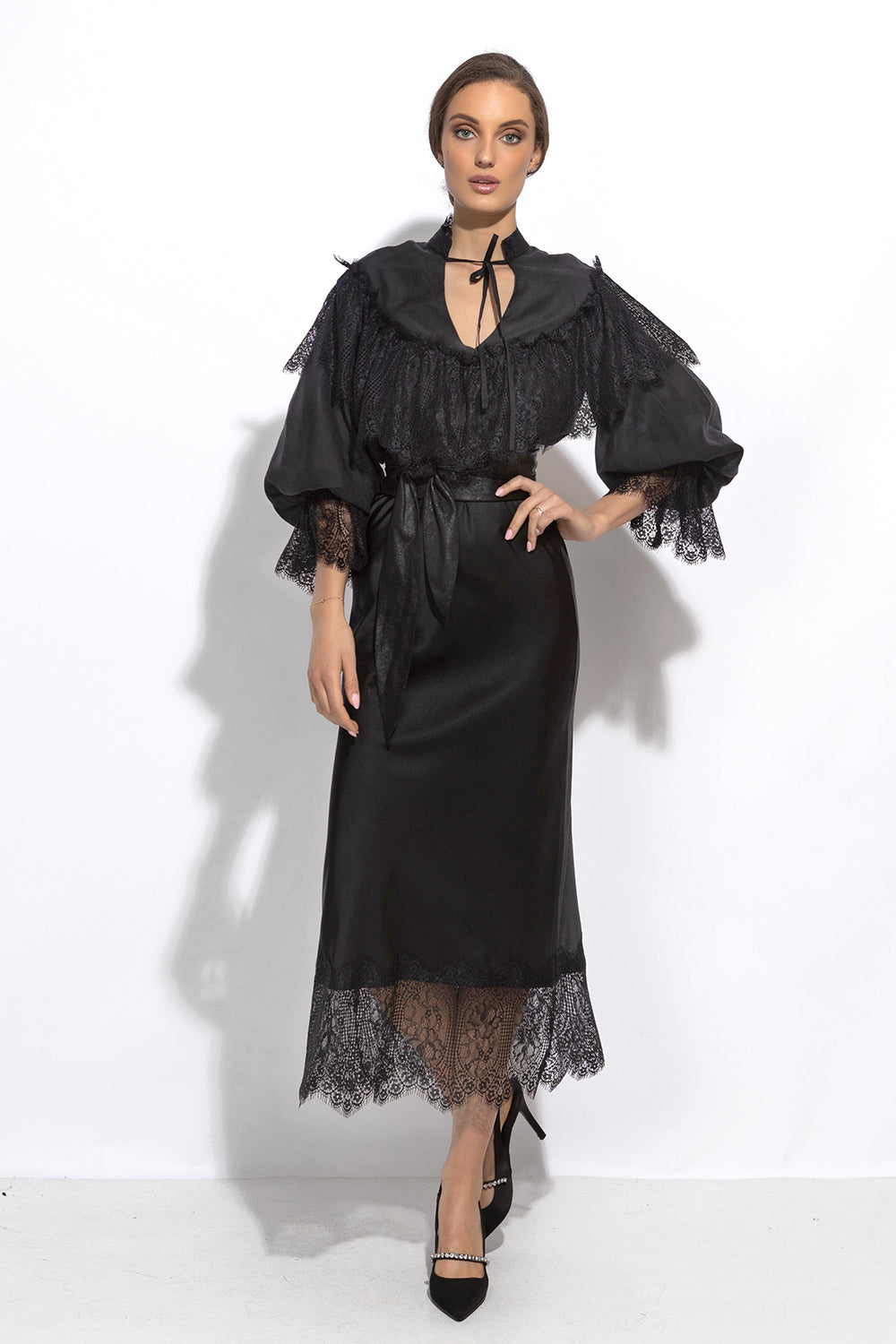 BOHEMIAN BLACK BLOUSE WITH PUFF SLEEVES AND LACE DETAILS - ESSENTIALS - JIORO РАЗКРОЕНА ПОЛА С ДАНТЕЛЕН КАНТ В ЧЕРНО – ESSENTIALS JIORO