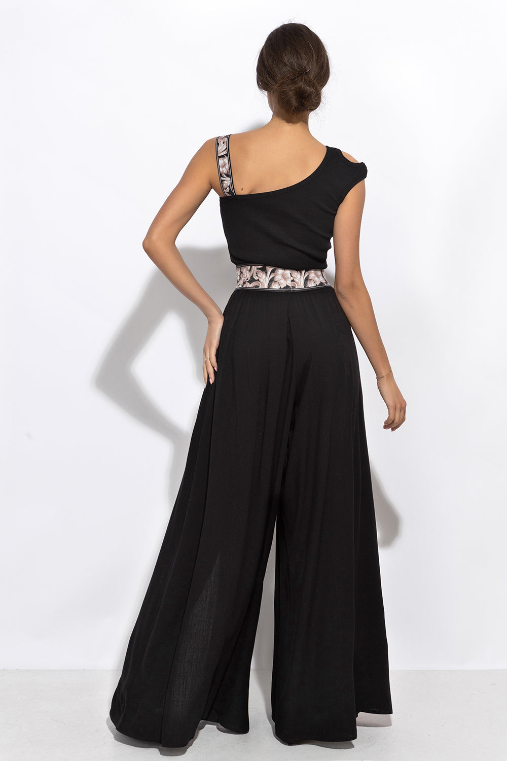 ASYMMETRICAL RIBBED TANK TOP IN BLACK WITH ELASTIC STRAP BAROQUE PEARL - ESSENTIALS JIORO АСИМЕТРИЧЕН РИПСЕН ТОП В ЧЕРНО С ЛАСТИЧНА ПРЕЗРАМКА BAROQUE PEARL - ESSENTIALS JIORO