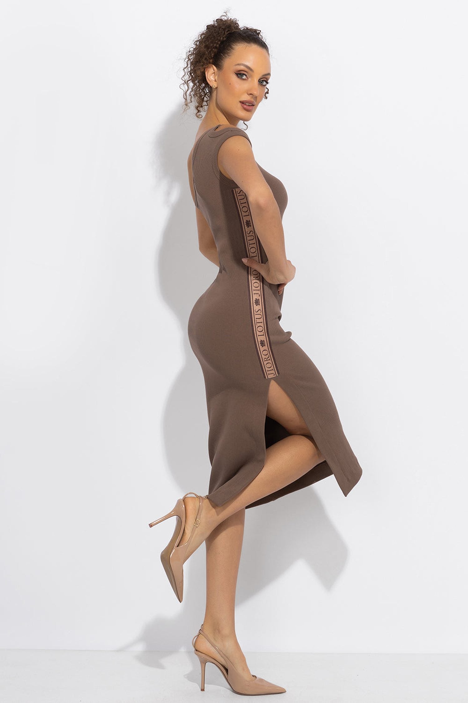 Robe midi en coton avec épaules asymétriques - logo Mocha Mousse