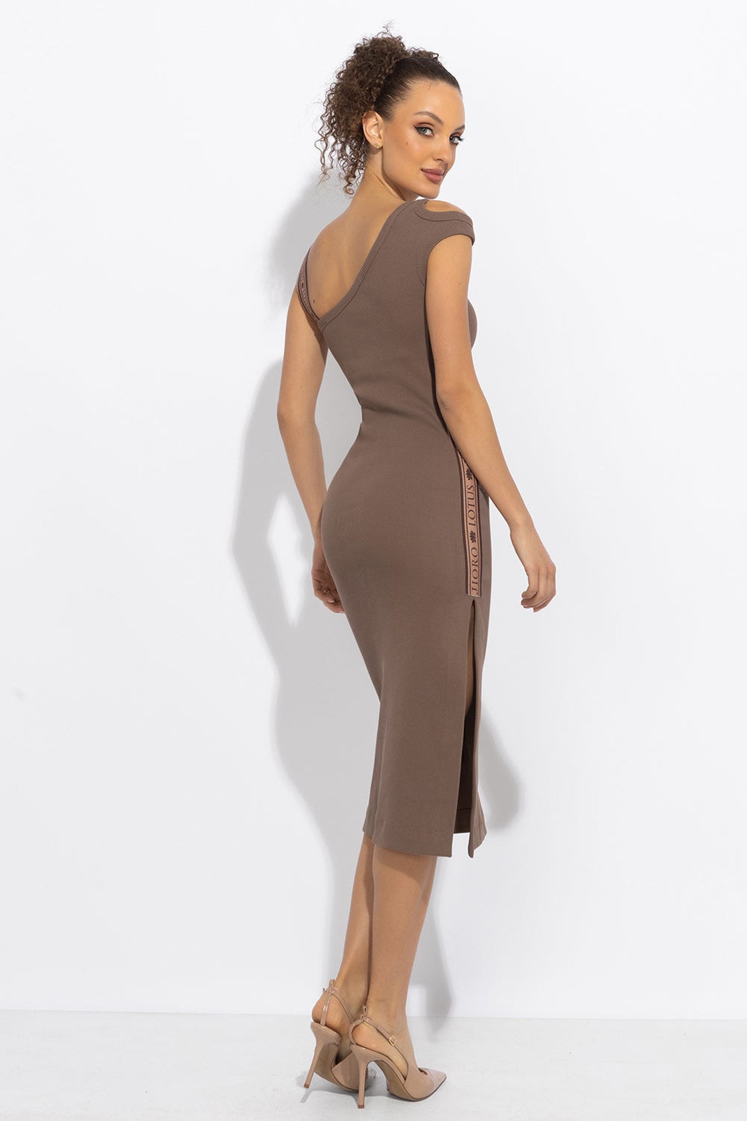 Robe midi en coton avec épaules asymétriques - logo Mocha Mousse