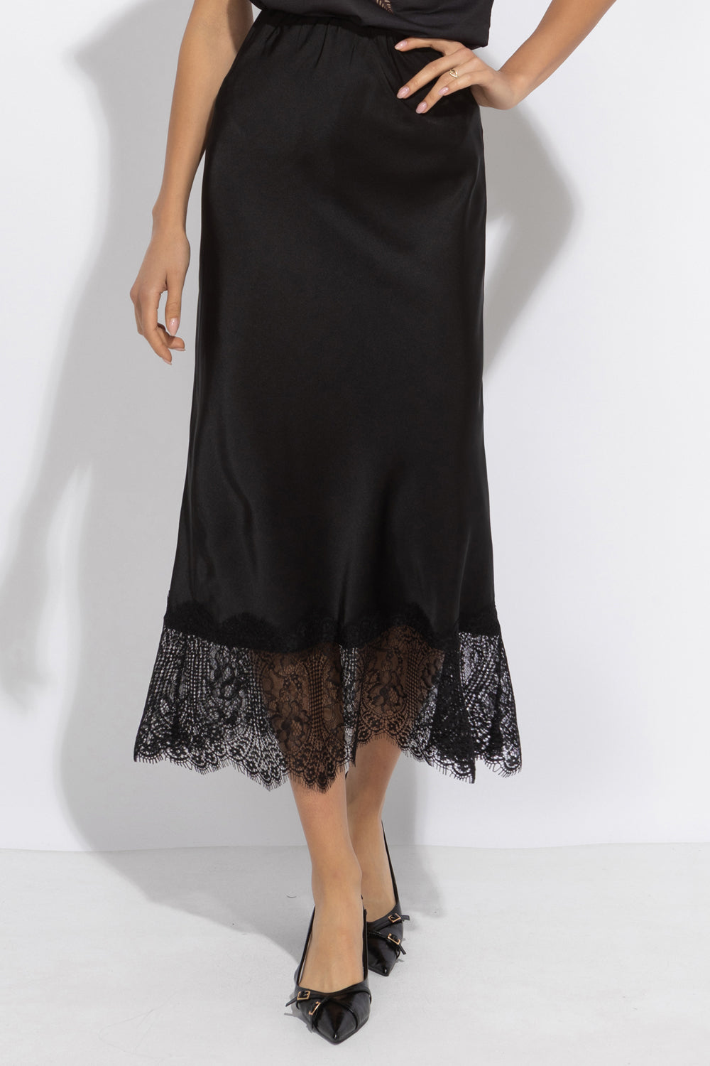 FLARED SKIRT WITH LACE TRIM IN BLACK - ESSENTIALS JIORO РАЗКРОЕНА ПОЛА С ДАНТЕЛЕН КАНТ В ЧЕРНО – ESSENTIALS JIORO