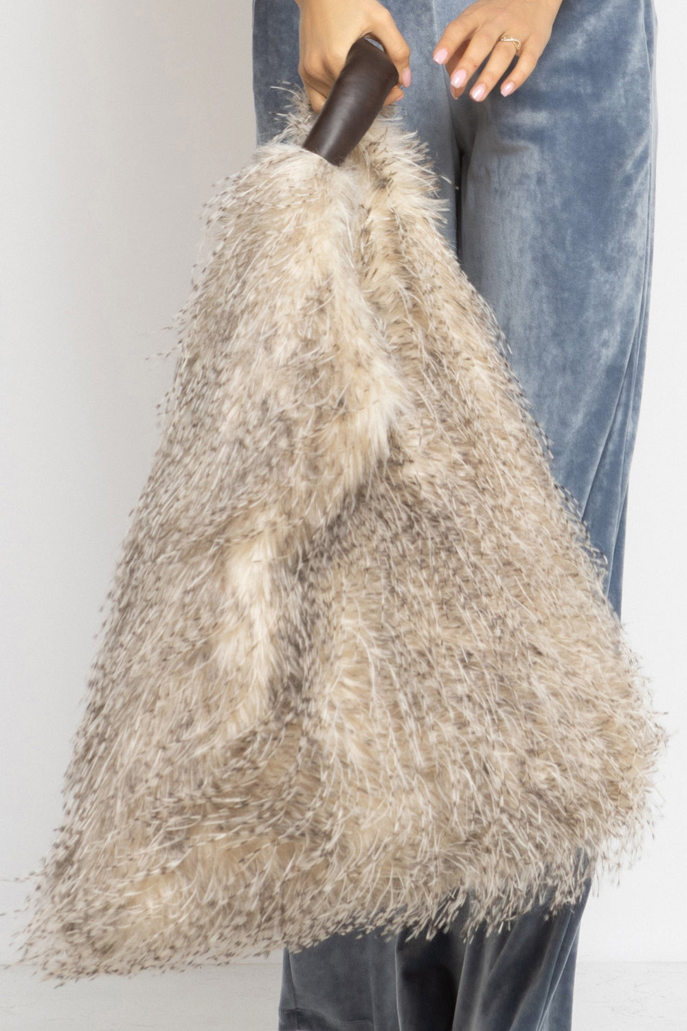 REVERSIBLE OWL FAUX FUR AND LEATHER BAG - ESSENTIALS JIORO ДВУЛИЦЕВА ЧАНТА ОТ ЕКО КОЖА И ШАРКА СОВА - ESSENTIALS JIORO