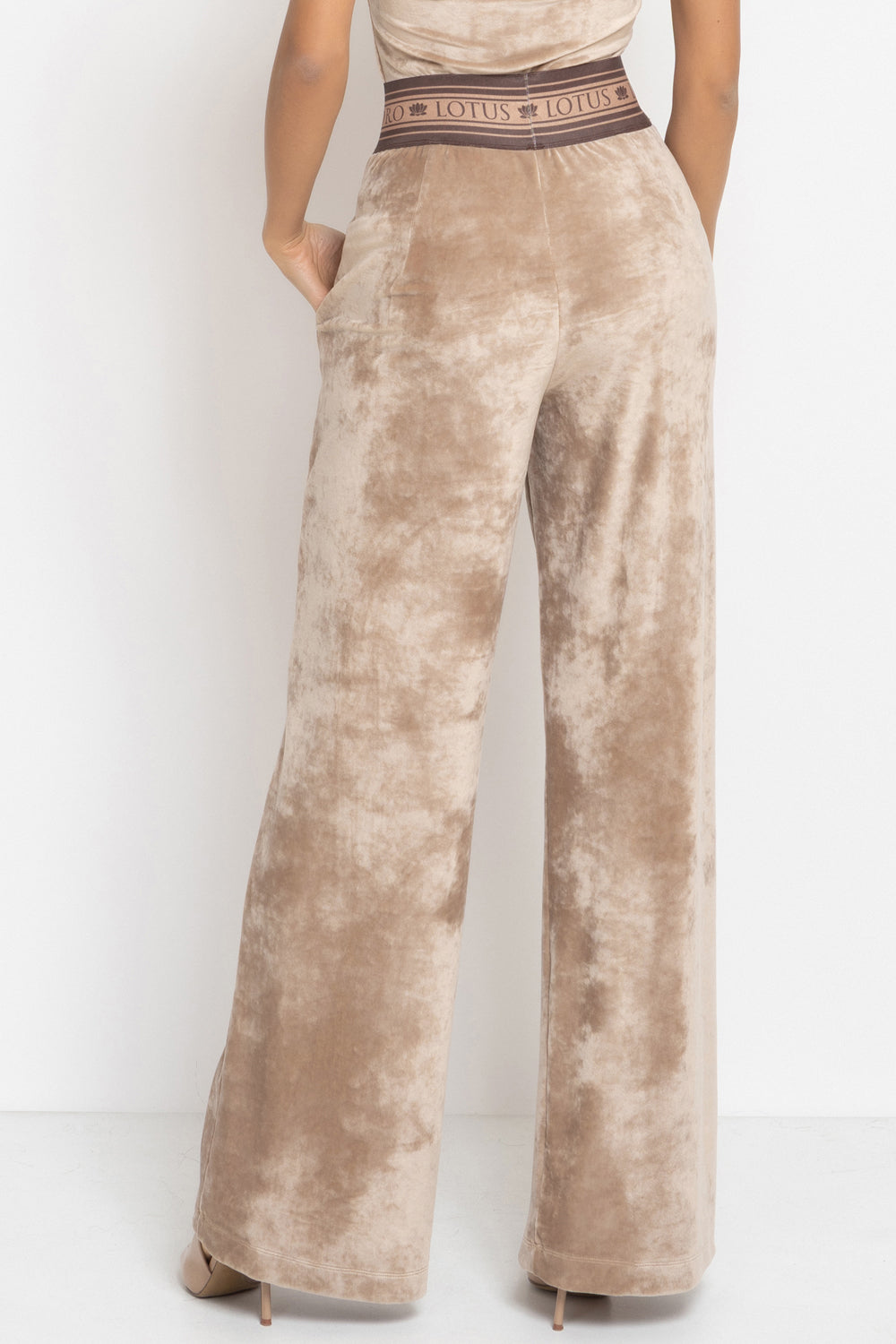 VELVET WIDE-LEG TROUSERS WITH ELASTIC WAIST IN BEIGE - ESSENTIALS JIORO ПАНТАЛОН ОТ КАДИФЕ С ШИРОК КРАЧОЛ И ЛАСТИК В ТАЛИЯ В БЕЖОВО - ESSENTIALS JIORO