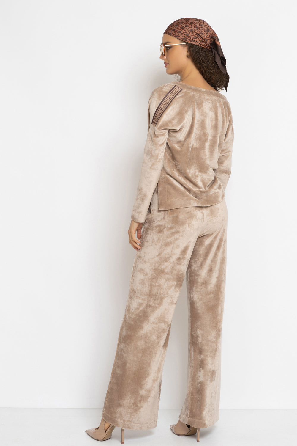 VELVET WIDE-LEG TROUSERS WITH ELASTIC WAIST IN BEIGE - ESSENTIALS JIORO ПАНТАЛОН ОТ КАДИФЕ С ШИРОК КРАЧОЛ И ЛАСТИК В ТАЛИЯ В БЕЖОВО - ESSENTIALS JIORO