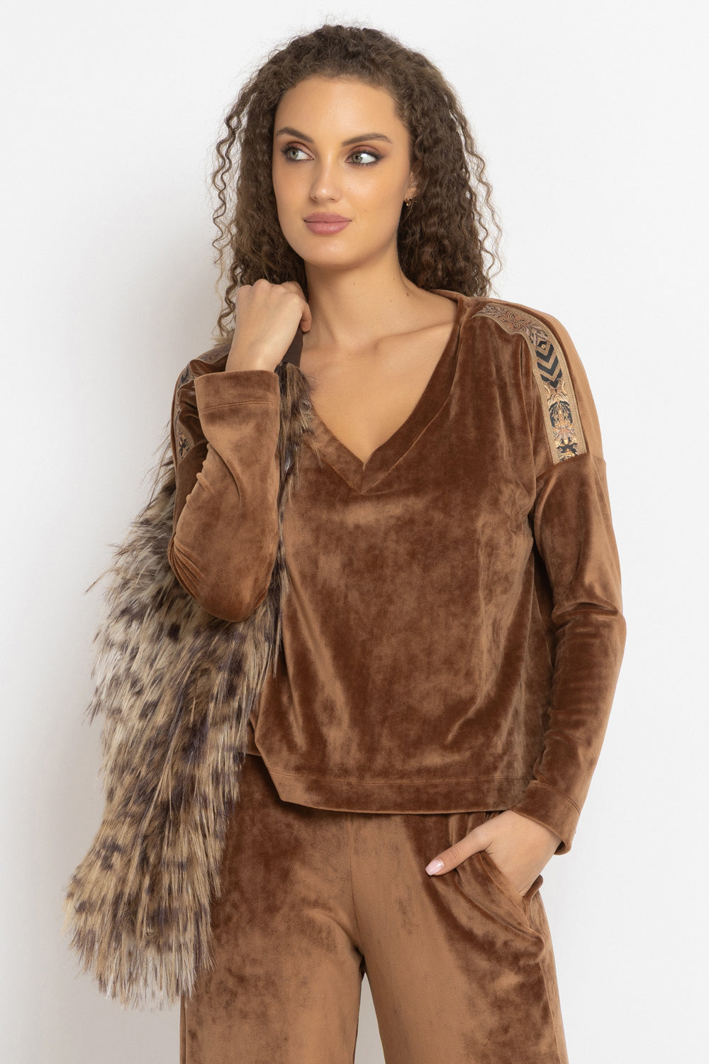 LOOSE SQUARE-CUT VELVET BLOUSE IN CAMEL - ESSENTIALS JIORO Π‘ΠΠΠΠΠΠΠ ΠΠΠ£ΠΠ ΠΠ’ ΠΠΠΠΠ€Π Π Π¦ΠΠ―Π’ ΠΠΠΠΠ - ESSENTIALS JIORO