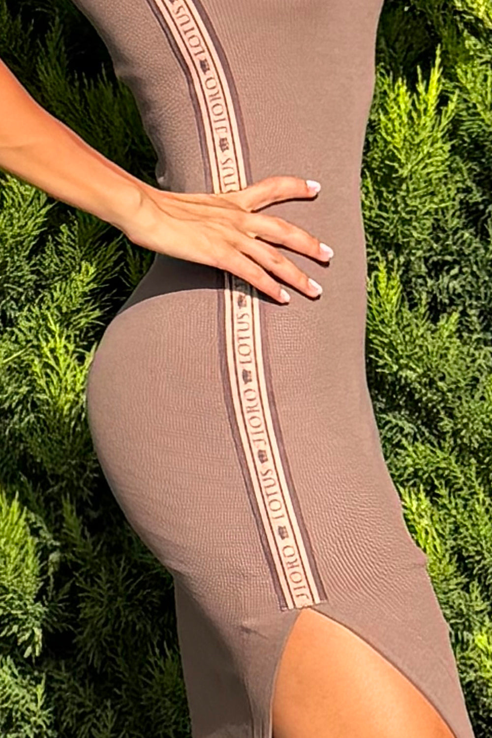 Robe midi en coton avec épaules asymétriques - logo Mocha Mousse