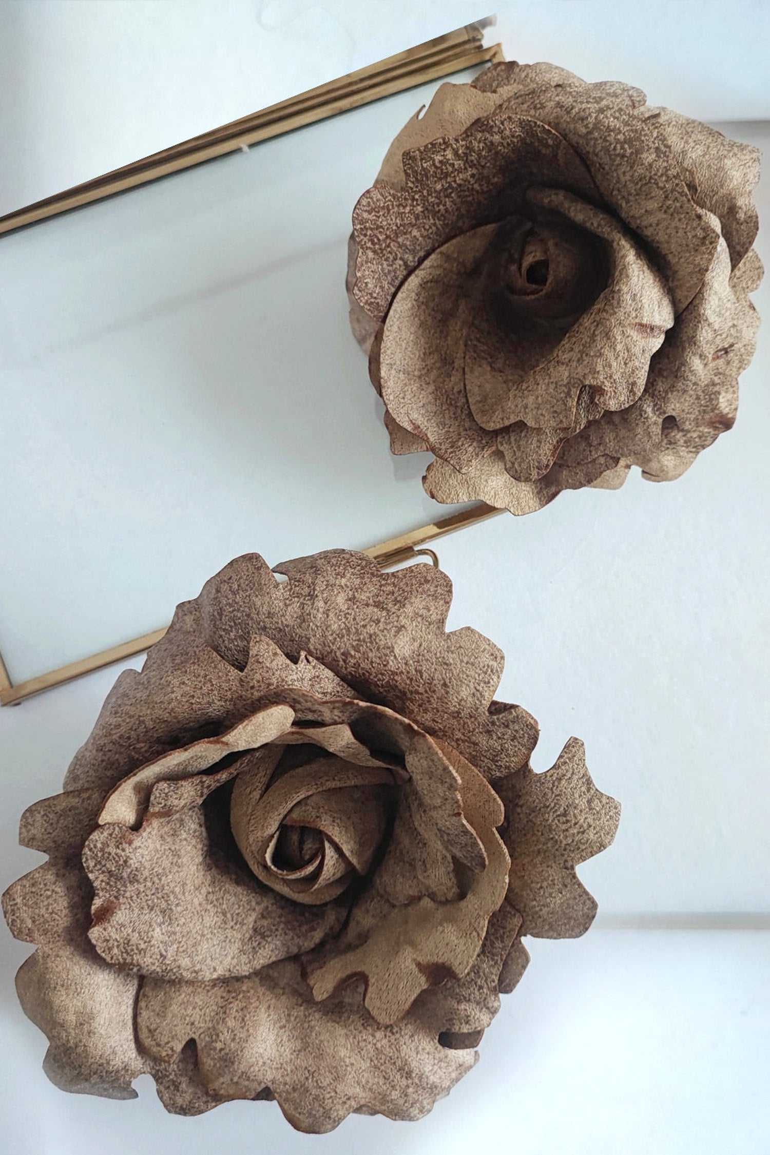 MEDIUM SUEDE-LOOK BEIGE ROSE BROOCH
