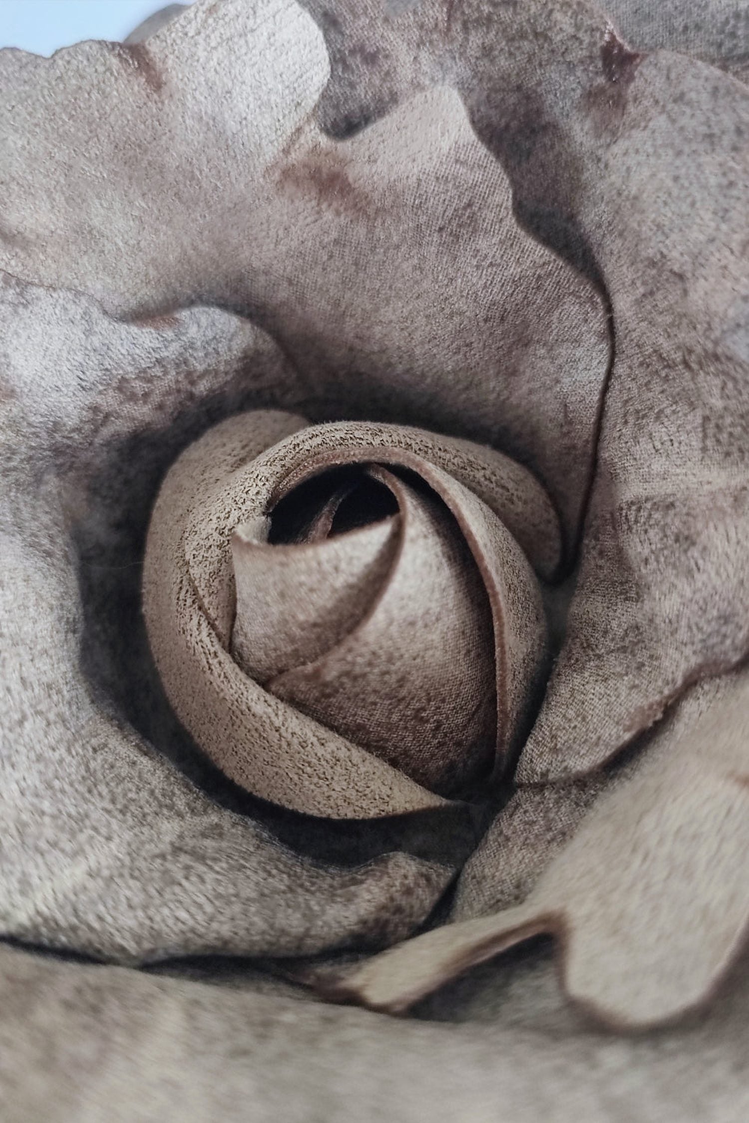 MEDIUM SUEDE-LOOK BEIGE ROSE BROOCH