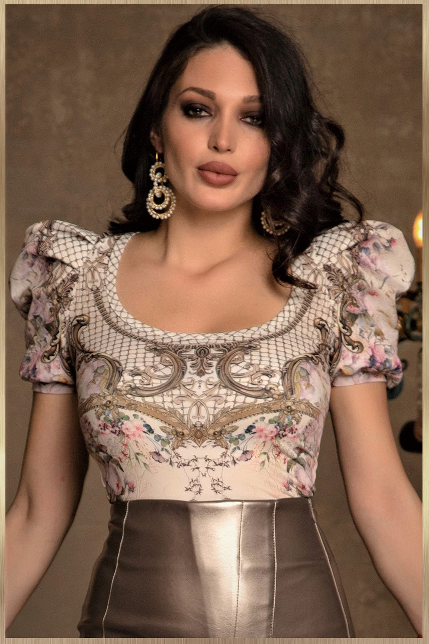 T-SHIRT À MANCHES BOUFFANTES - FLEURS BAROQUES
