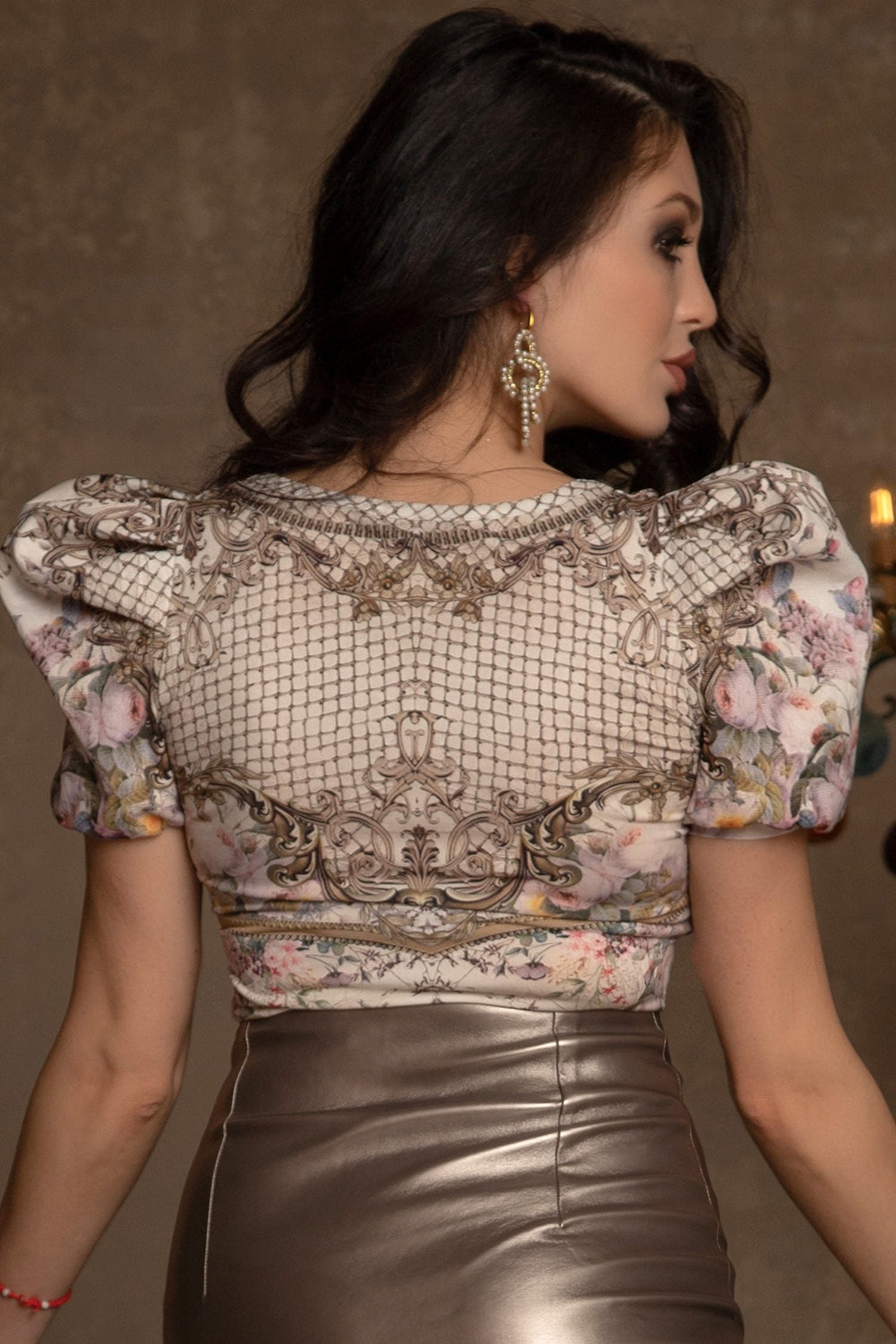 T-SHIRT À MANCHES BOUFFANTES - FLEURS BAROQUES