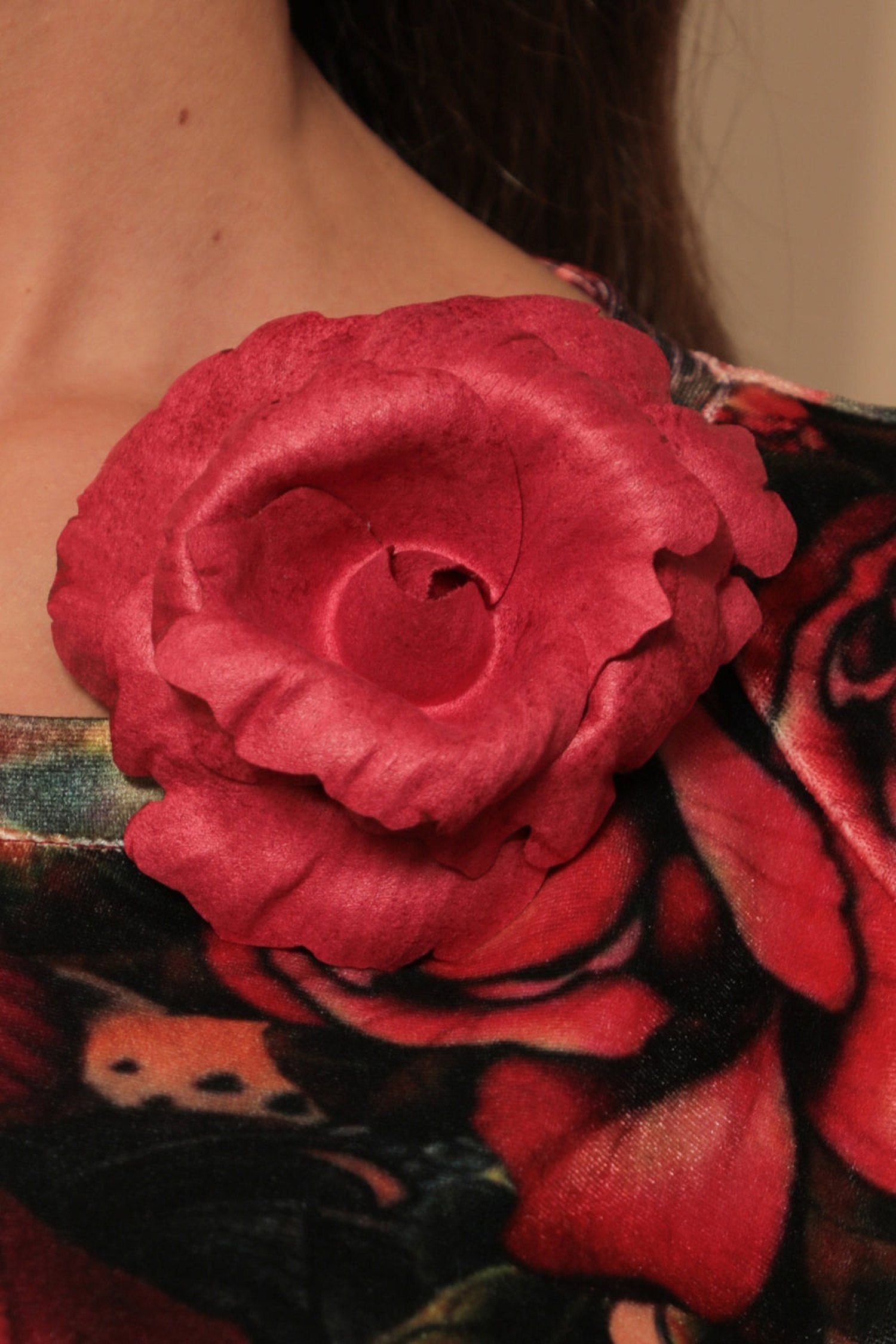 Petite broche rose cyclamen aspect daim