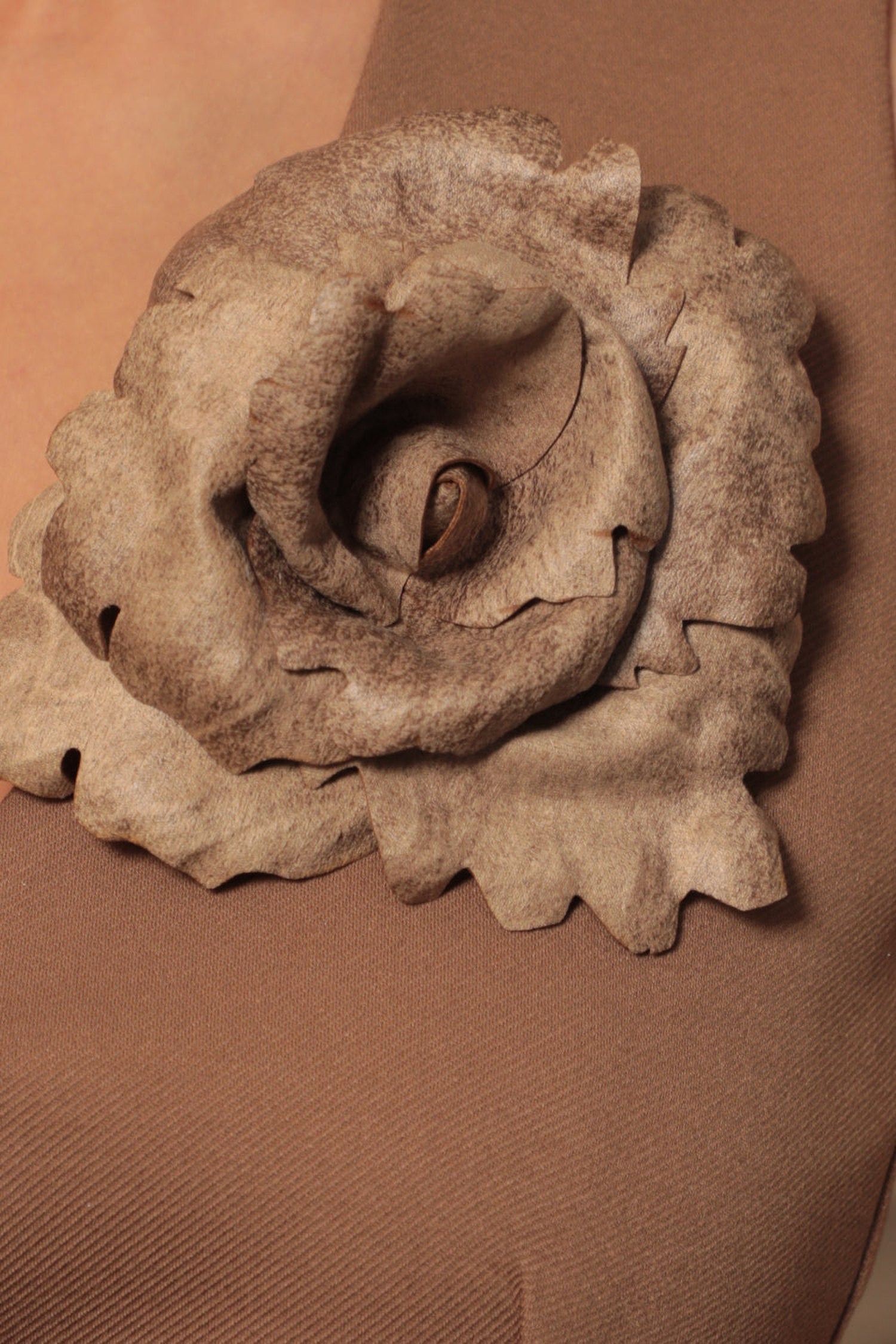 MEDIUM SUEDE-LOOK BEIGE ROSE BROOCH