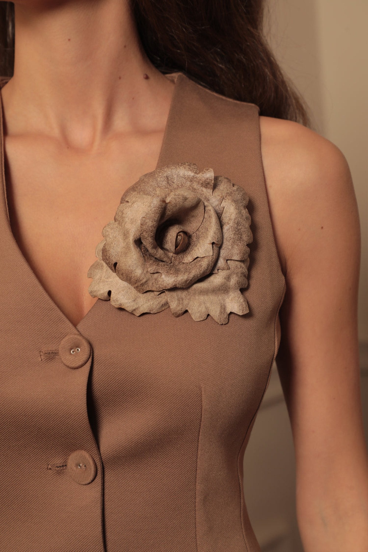 MEDIUM SUEDE-LOOK BEIGE ROSE BROOCH