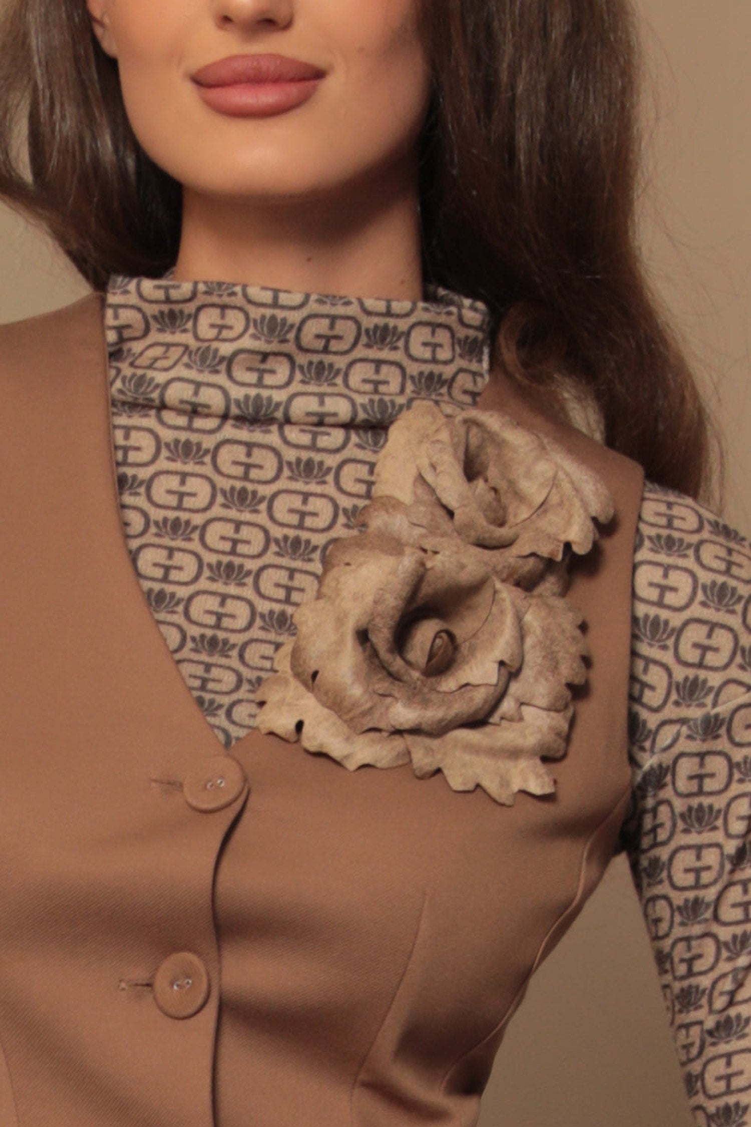 MEDIUM SUEDE-LOOK BEIGE ROSE BROOCH