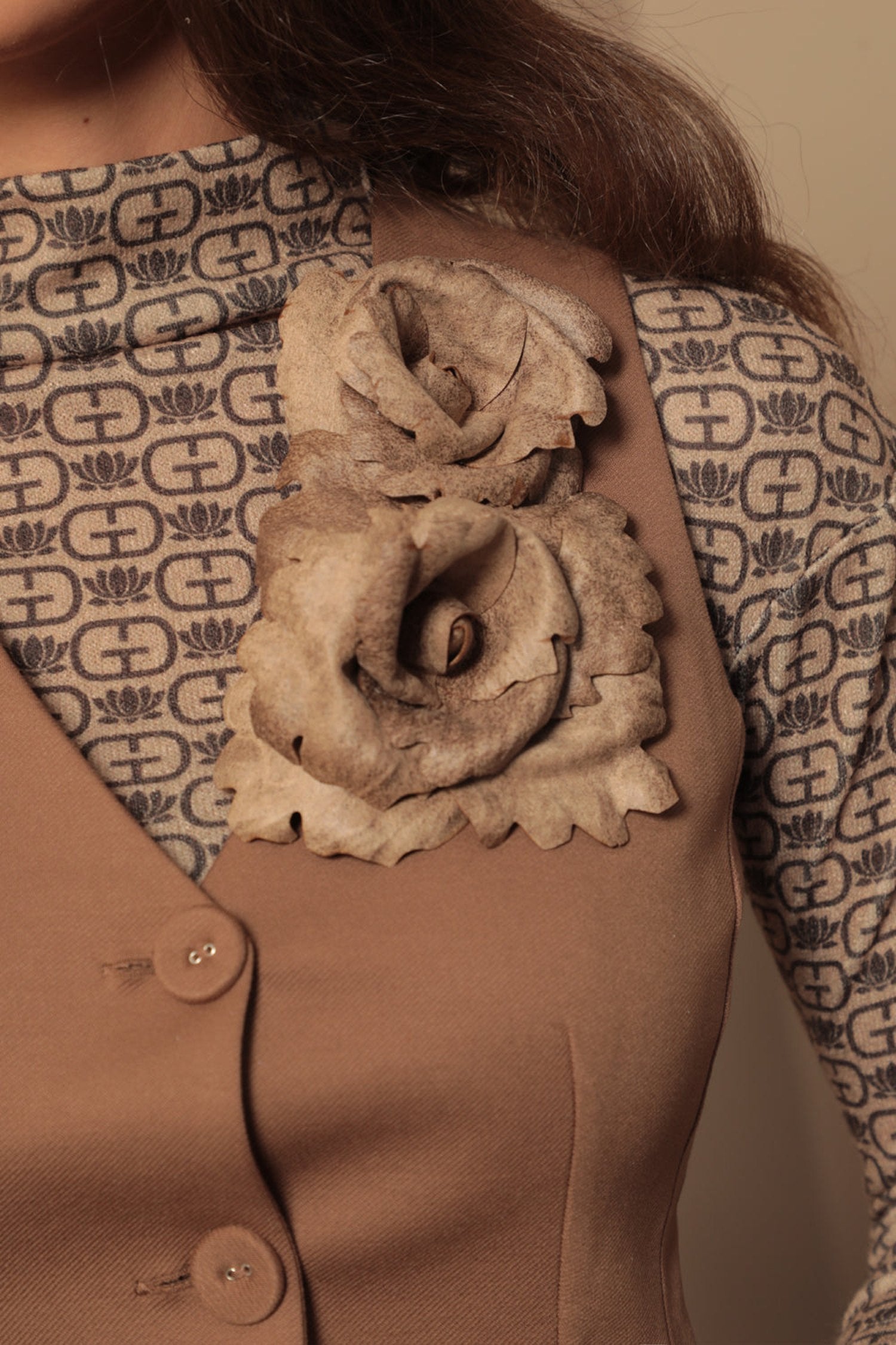 MEDIUM SUEDE-LOOK BEIGE ROSE BROOCH