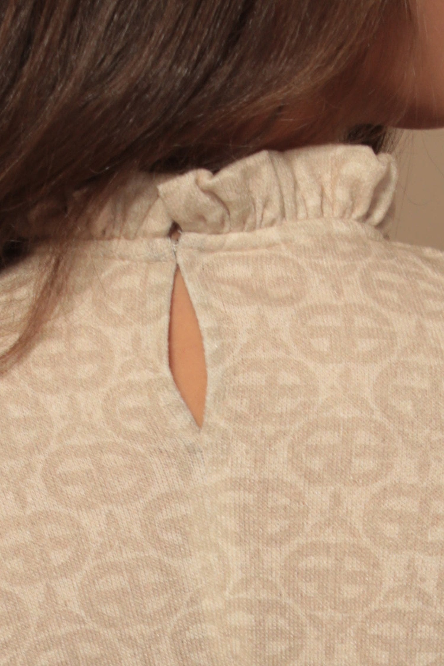 BLOUSE WITH GATHERED NECKLINE AND LOGO PRINT - IVORY LOGO COLLECTION JIORO БЛУЗА ОТ ФИНО ПЛЕТИВО - IVORY LOGO JIORO