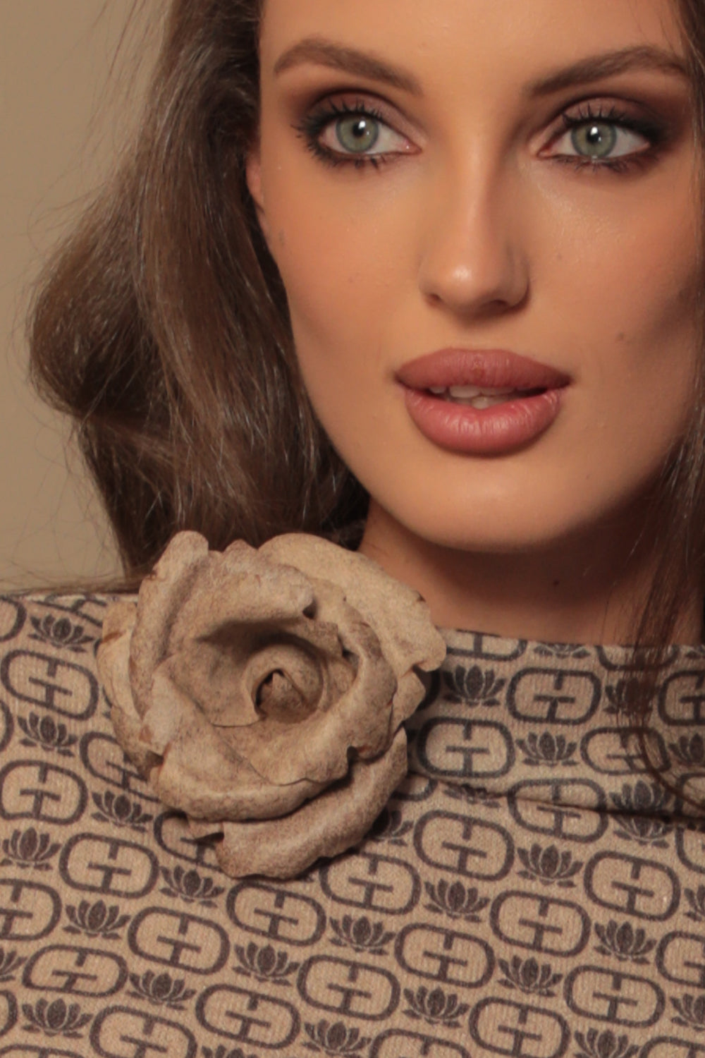 TOP MADE OF FINE KNITWEAR - DARK BROWN LOGO