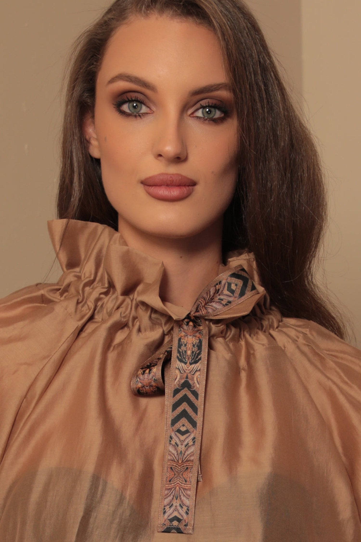 BLOUSE WITH STATEMENT COLLAR - ESSENTIALS JIORO РИЗА С ЕФЕКТНА ЯКА - ESSENTIALS JIORO