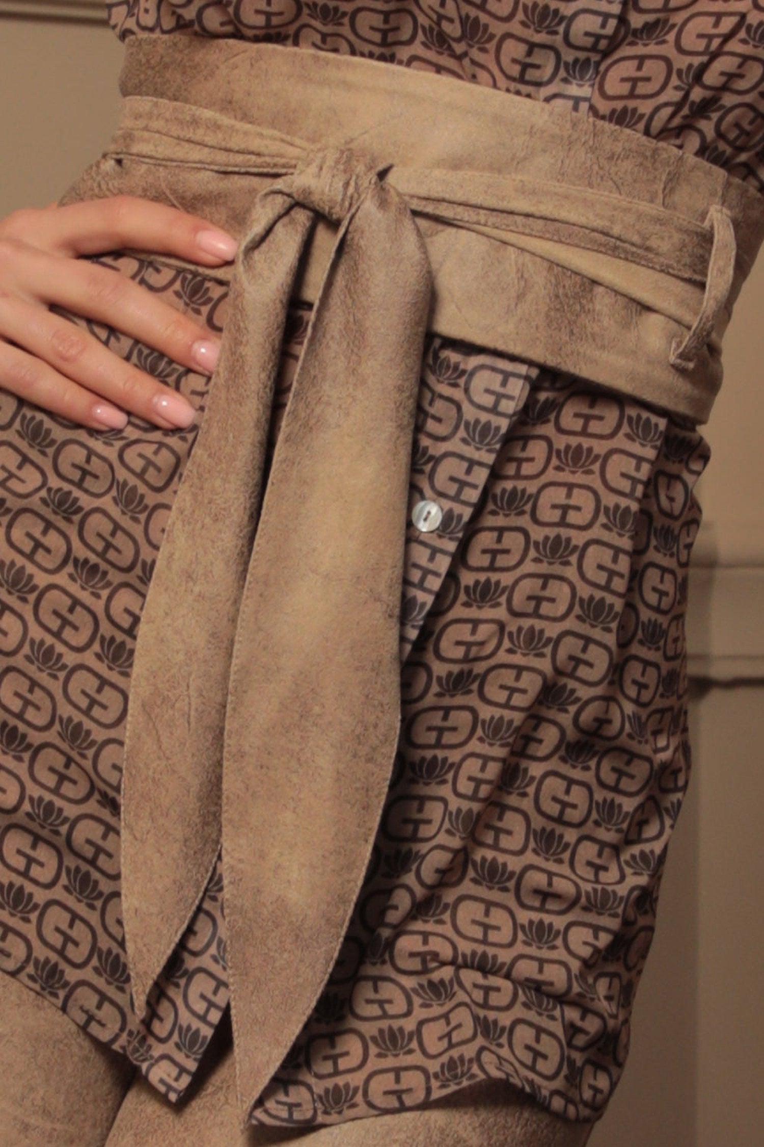 WRAP-STYLE BELT - SUEDE-LIKE IN CAPPUCCINO - ESSENTIALS JIORO КОЛАН ОТ ВЕЛУР В ЦВЯТ КАПУЧИНО - ESSENTIALS JIORO