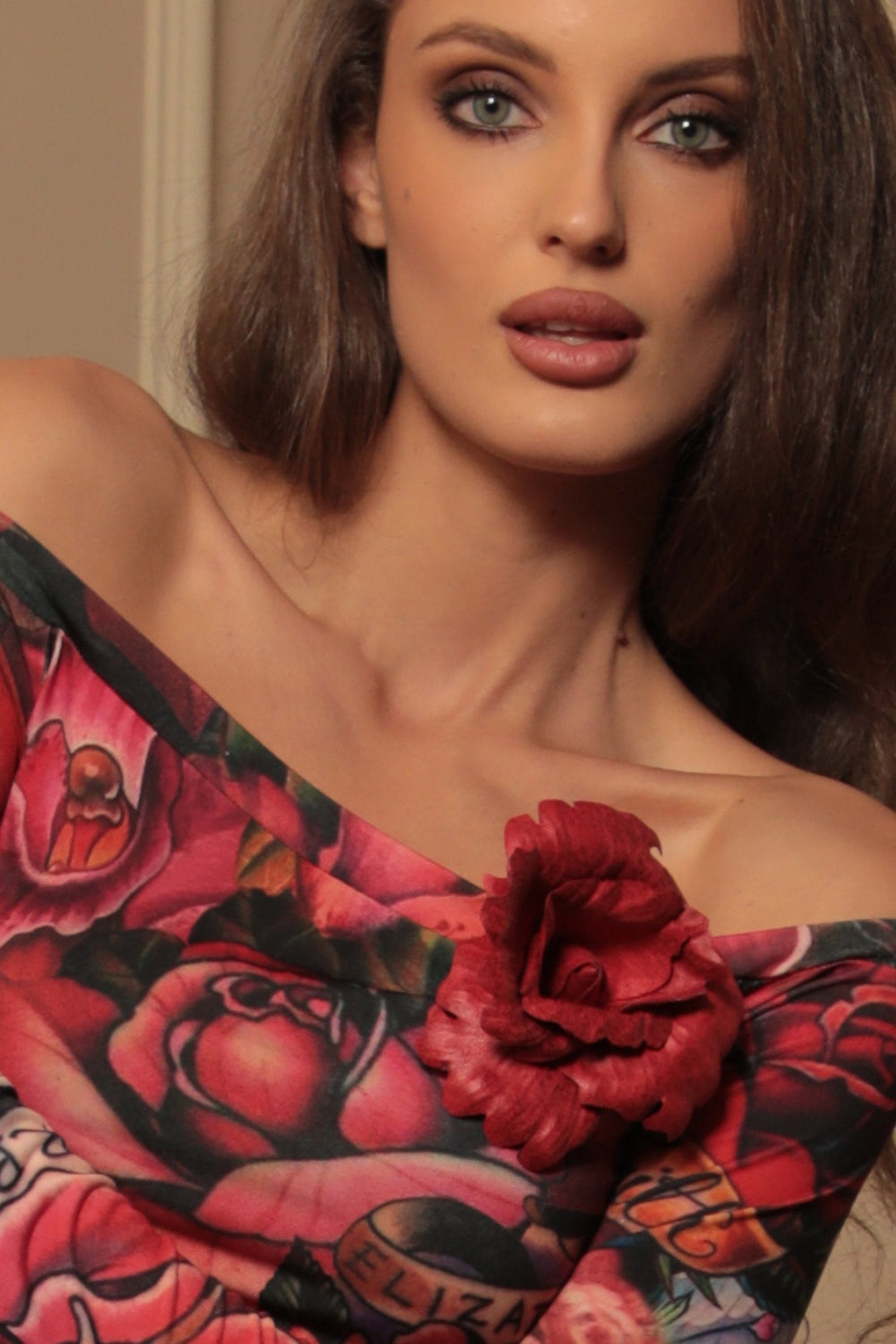 BROCHE ROUGE ROSE EN SIMILI DAIM MOYENNE