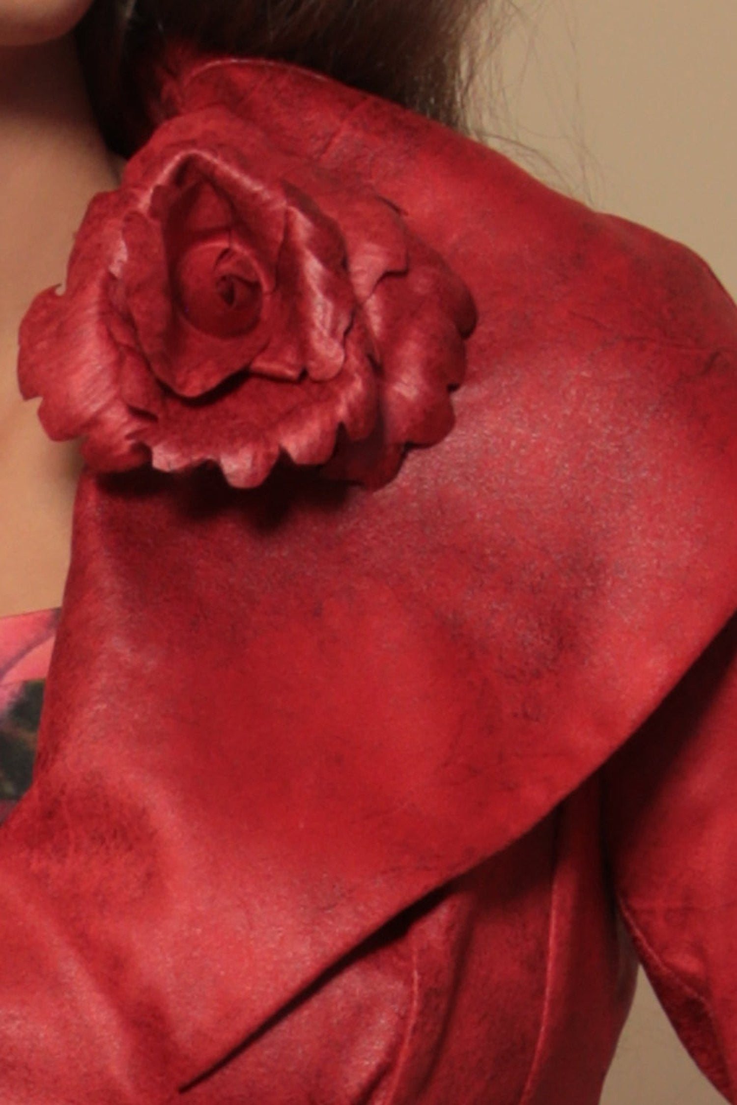 BROCHE ROUGE ROSE EN SIMILI DAIM MOYENNE