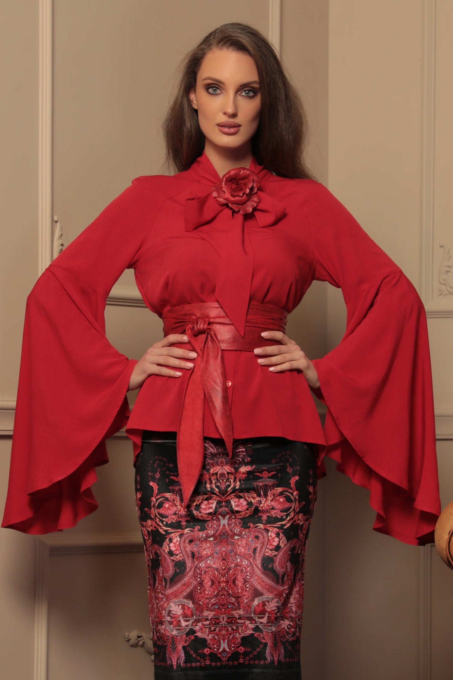 BLOUSE ROUGE EN VISCOSE AVEC MANCHES ÉVASÉES - ESSENTIELS
