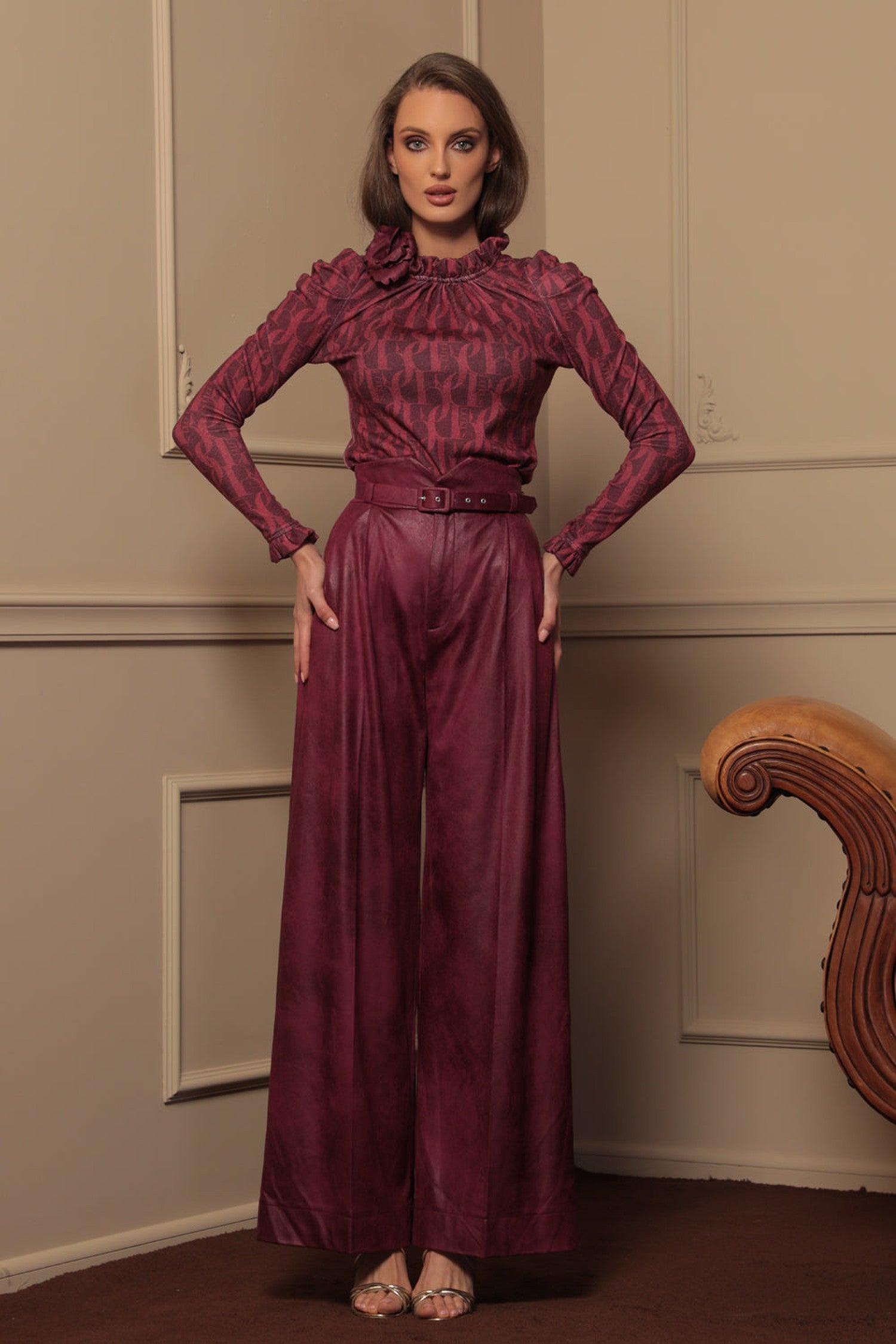 HIGH-WAISTED BURGUNDY TROUSERS – ESSENTIALS