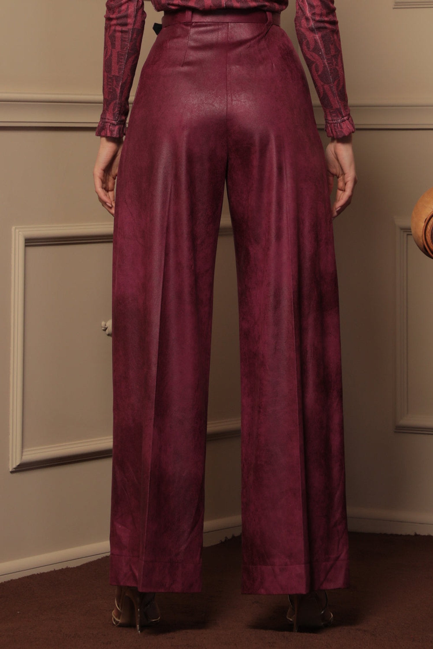 HIGH-WAISTED BURGUNDY TROUSERS – ESSENTIALS