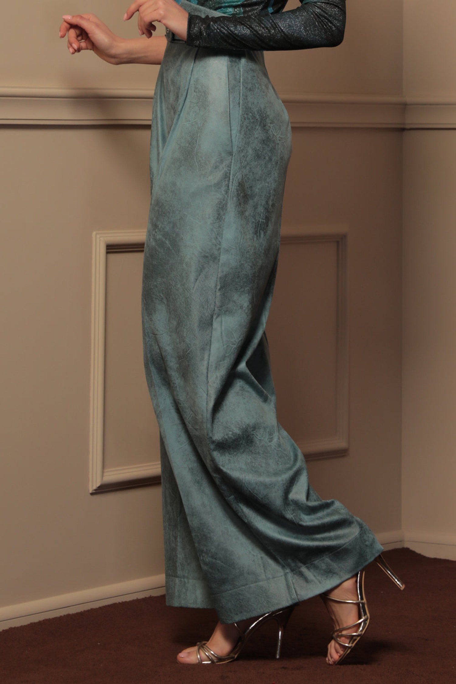 HIGH-WAISTED BLUE TROUSERS – ESSENTIALS