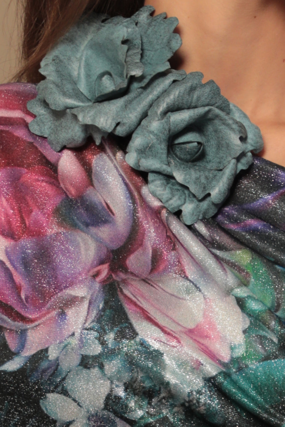 BROCHE MOYENNE EN SIMILI DAIM BLEU AZUR ROSE