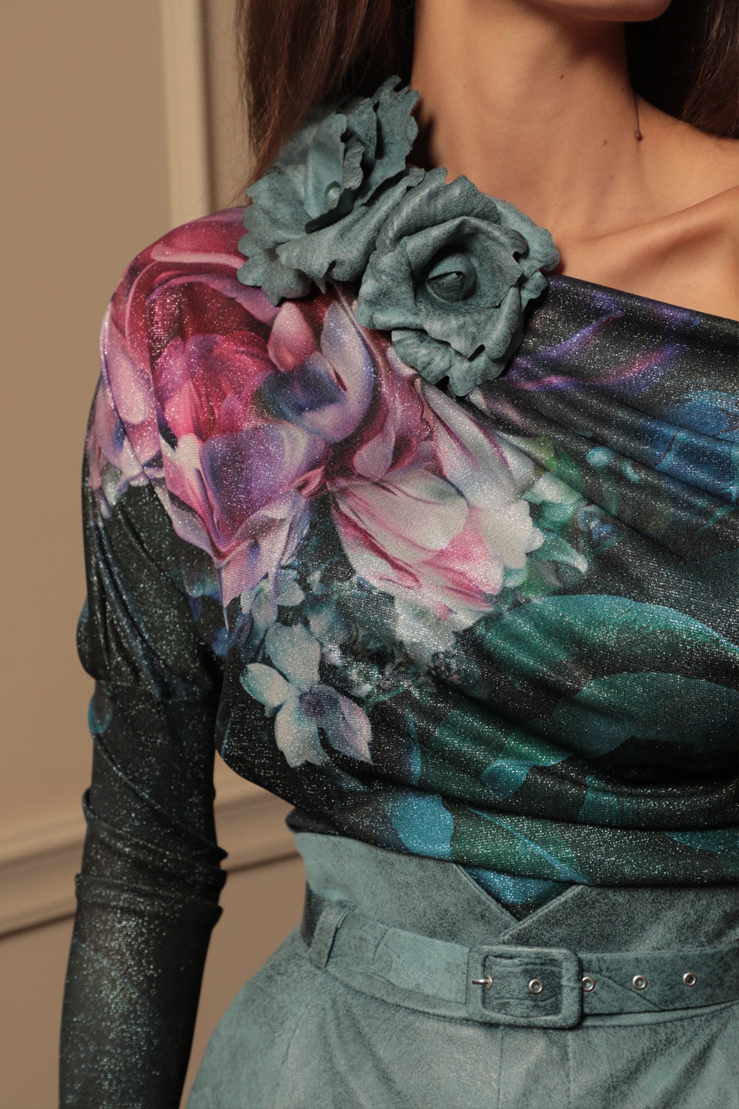 Petite broche rose bleue aspect daim