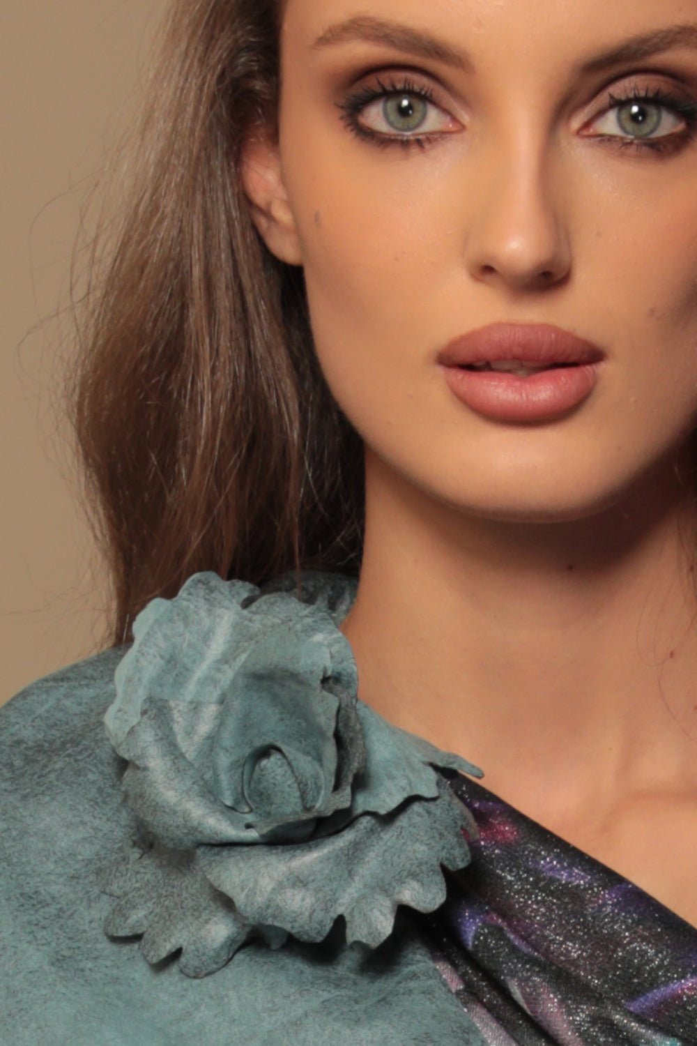 BROCHE MOYENNE EN SIMILI DAIM BLEU AZUR ROSE
