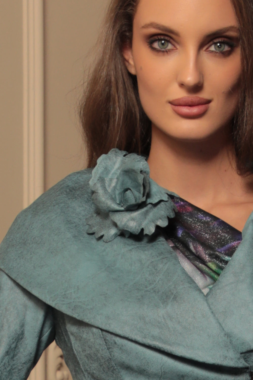 BROCHE MOYENNE EN SIMILI DAIM BLEU AZUR ROSE