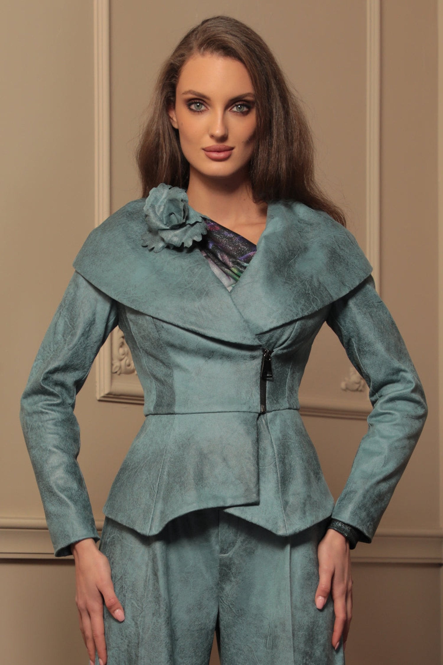 SUEDE-LOOK BLAZER WITH ASYMMETRICAL CLOSURE IN BLUE - ESSENTIALS JIORO БЛЕЙЗЕР С ШАЛ ЯКА ОТ ВЕЛУР В АЗУРНО СИНЬО - ESSENTIALS JIORO