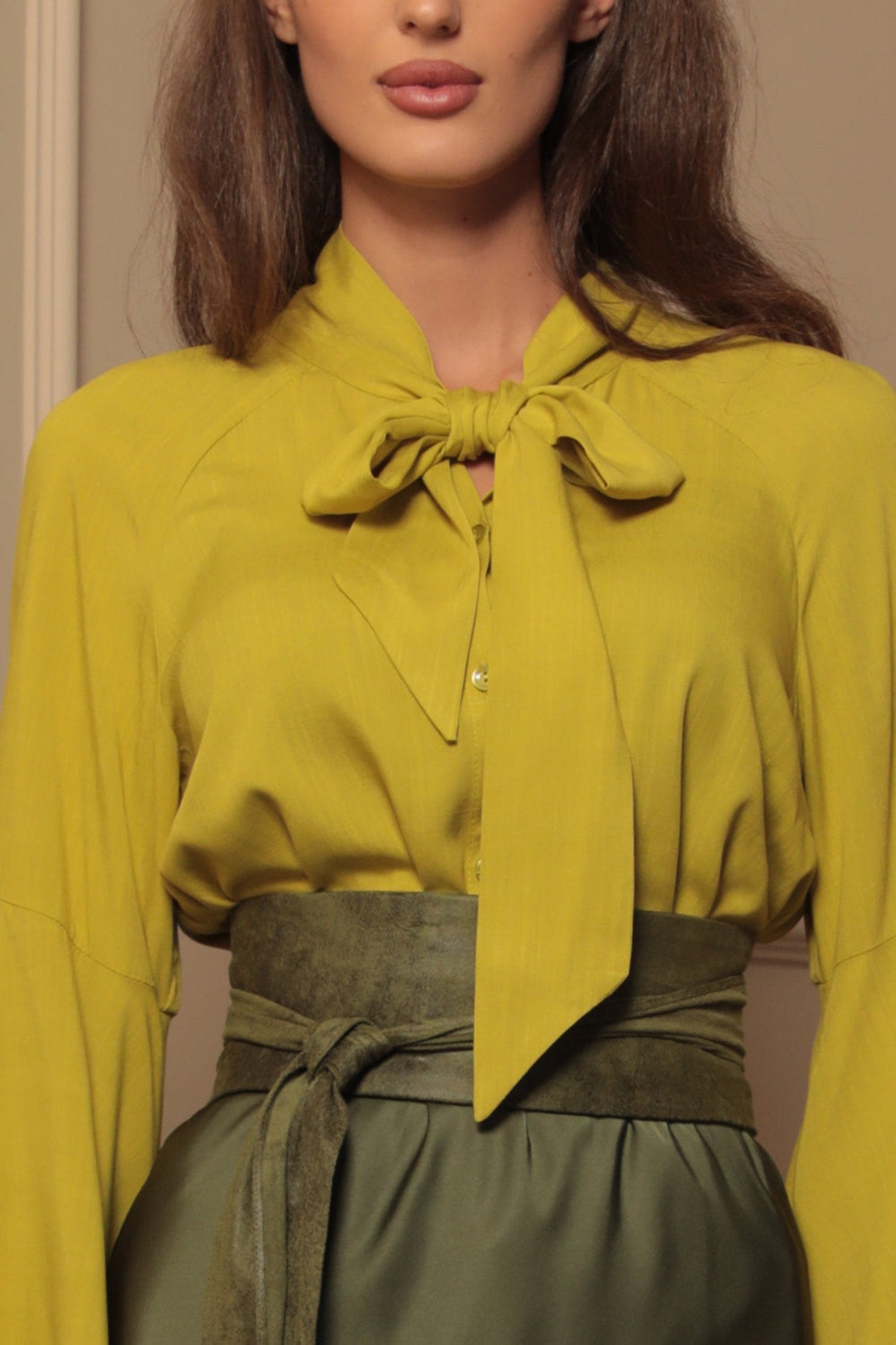 YELLOW ORCHE VISCOSE BLOUSE WITH FLARED SLEEVES - ESSENTIALS JIORO РИЗА ОТ ЗЕЛЕНА ВИСКОЗА С КЛОШ РЪКАВИ - ESSENTIALS JIORO